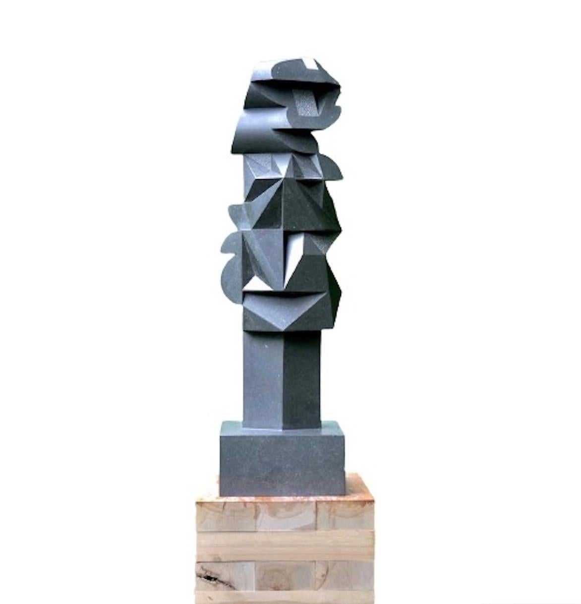 Rook von Richard Perry - Große abstrakte Skulptur, irischer blauer Kalkstein im Angebot 1