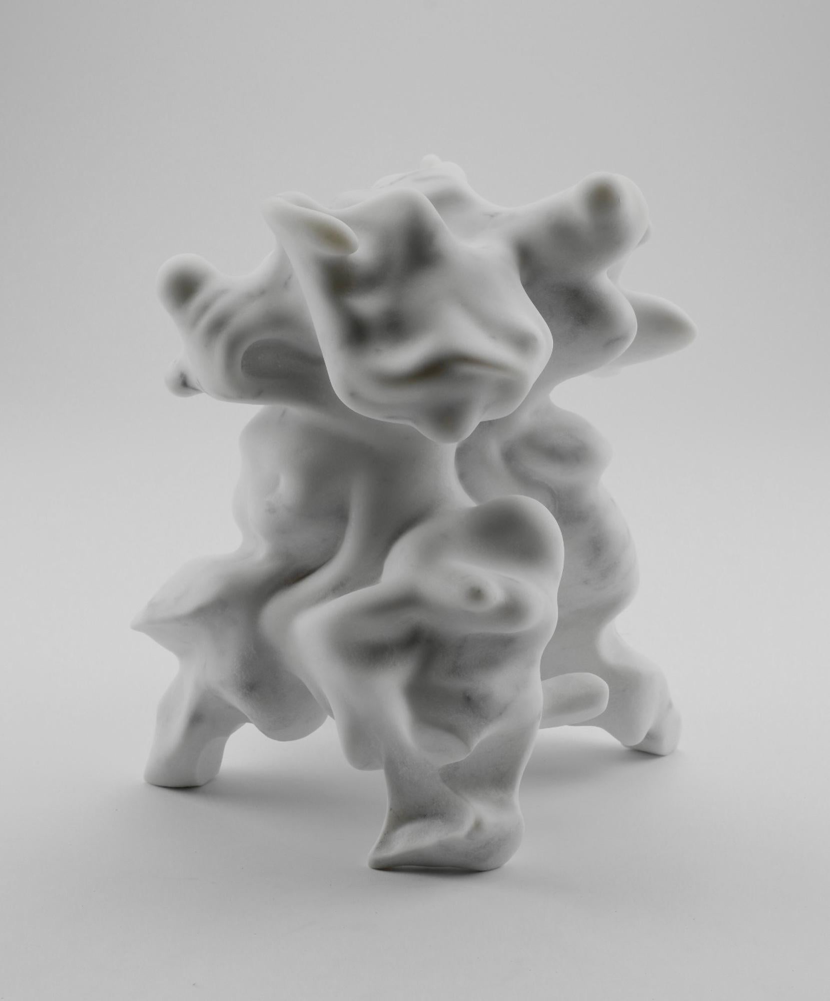 Selene von Richard Perry – Organische, abstrakte Skulptur, Carrara-Marmor, weiß