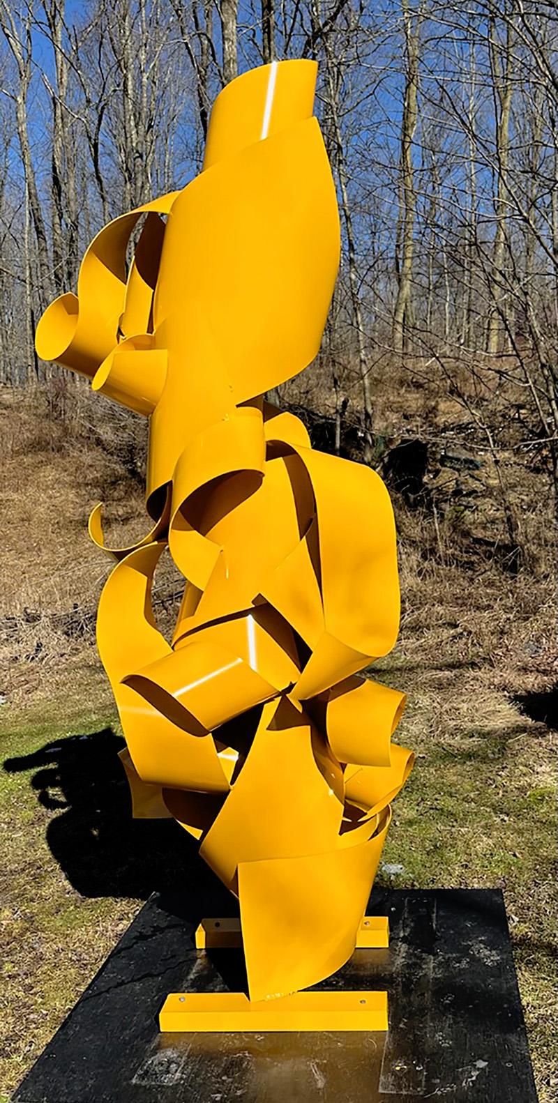 Grande sculpture abstraite en métal d'aluminium jaune « Dahlia » - Sculpture de Richard Pitts
