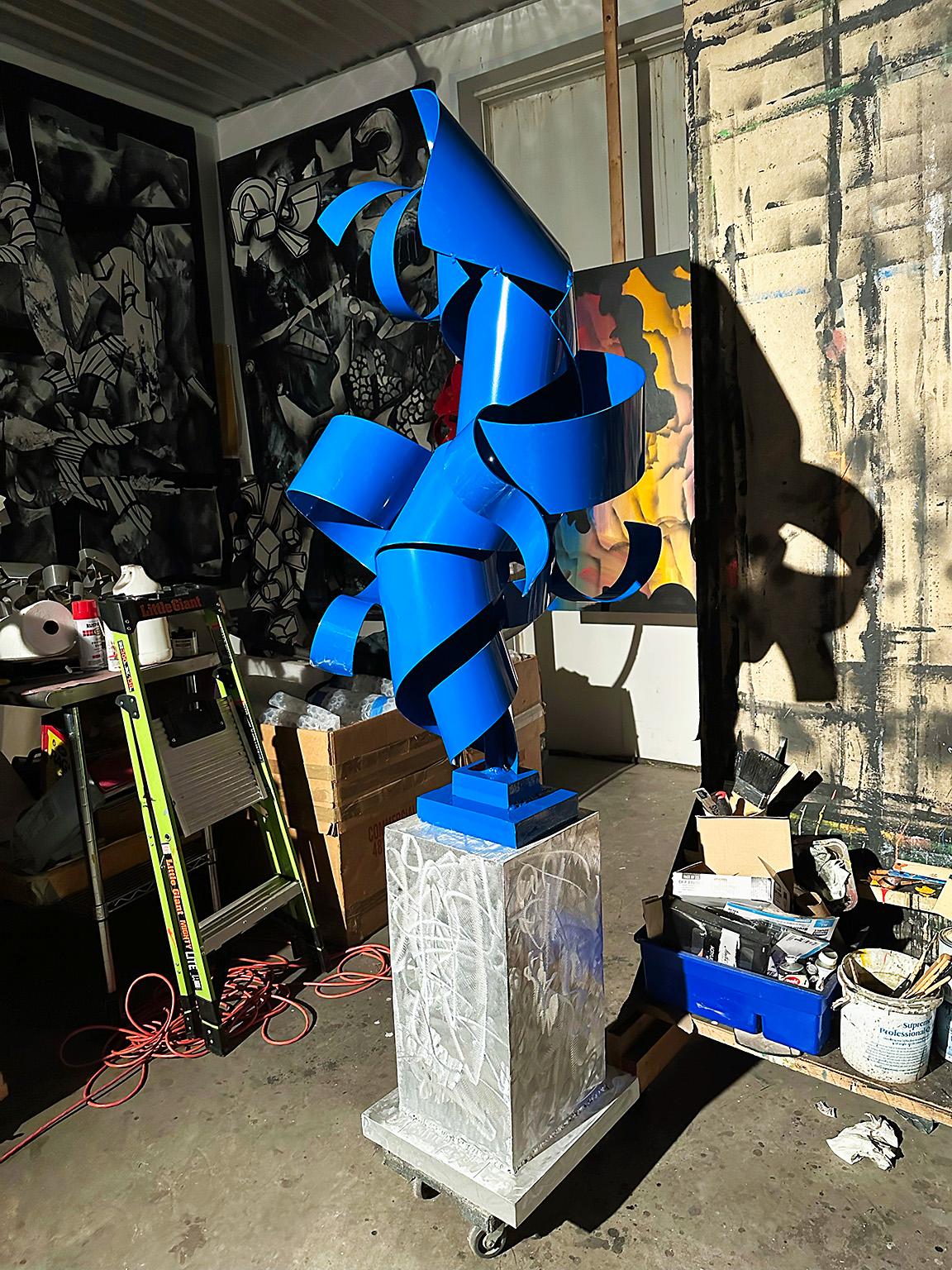 Sculpture abstraite en métal aluminium bleu à grande échelle - Marron Abstract Sculpture par Richard Pitts