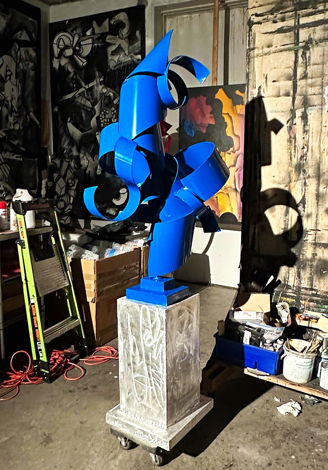 Scultura astratta in alluminio su larga scala 
