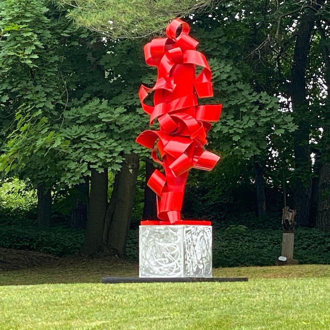 Grande sculpture abstraite en métal aluminium rouge en forme de ruban, Windy Ribbon