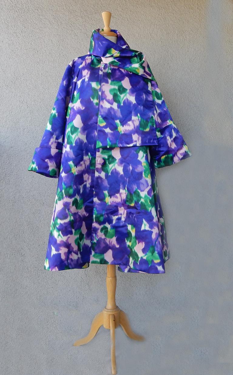 Superbe manteau violet à clochettes et robe assortie, ensemble de soirée par Richard Quinn.  Fabrice en satin duchesse et soie illustré d'un tissu monet pictural.   Le Coates est surdimensionné avec 4 gros boutons de fermeture couverts sur le devant