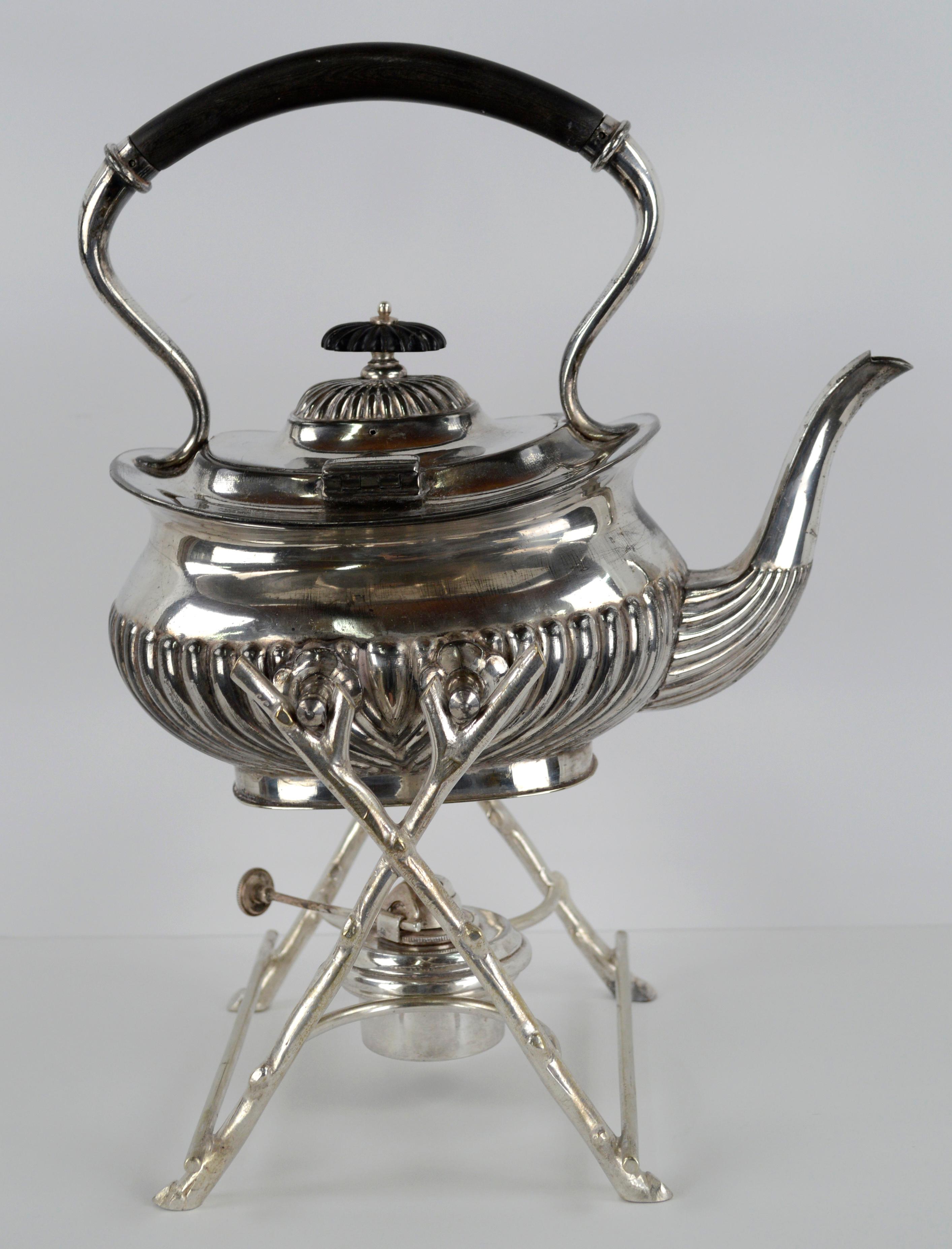 Richard Richardson Sheffield Edwardian Silverplate Tilting Spirit Kettle/Teapot

Early 20th Century Edwardian tilting silver-plated teapot on stand with warmer, also known as a spirit kettle, by Sheffield silversmith Richard Richardson (English,
