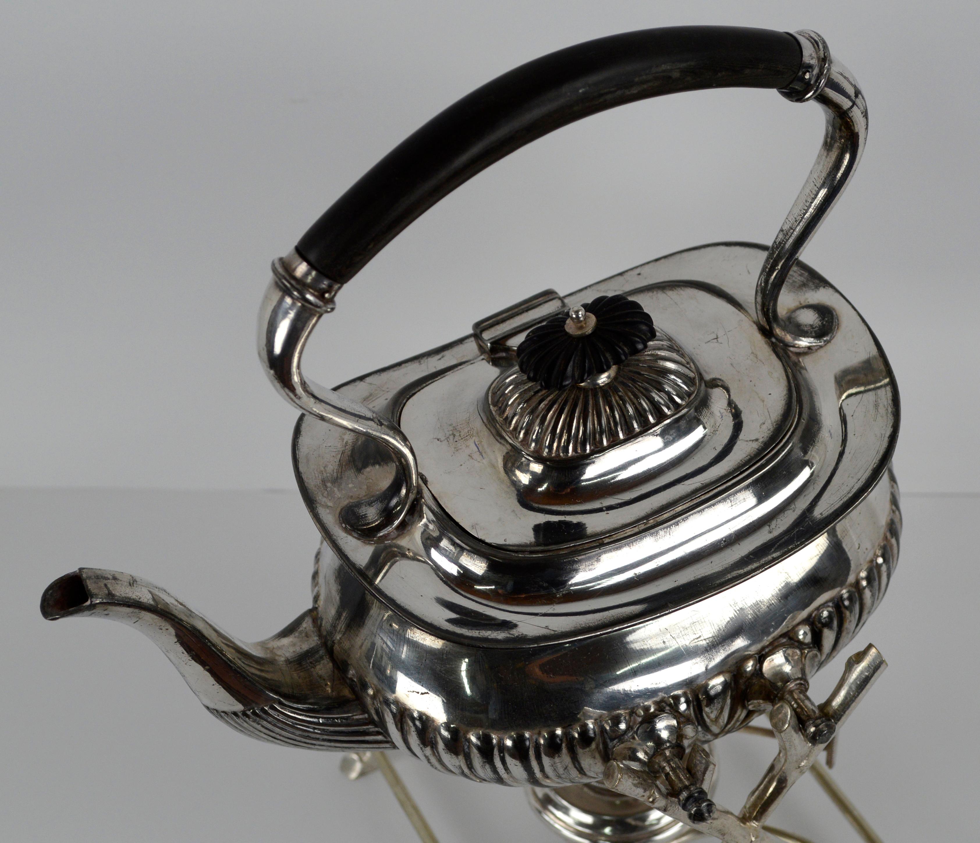 Édouardien Bouilloire/théière Richard Richardson Sheffield style édouardien en métal argenté avec forme d'escargot basculant en vente