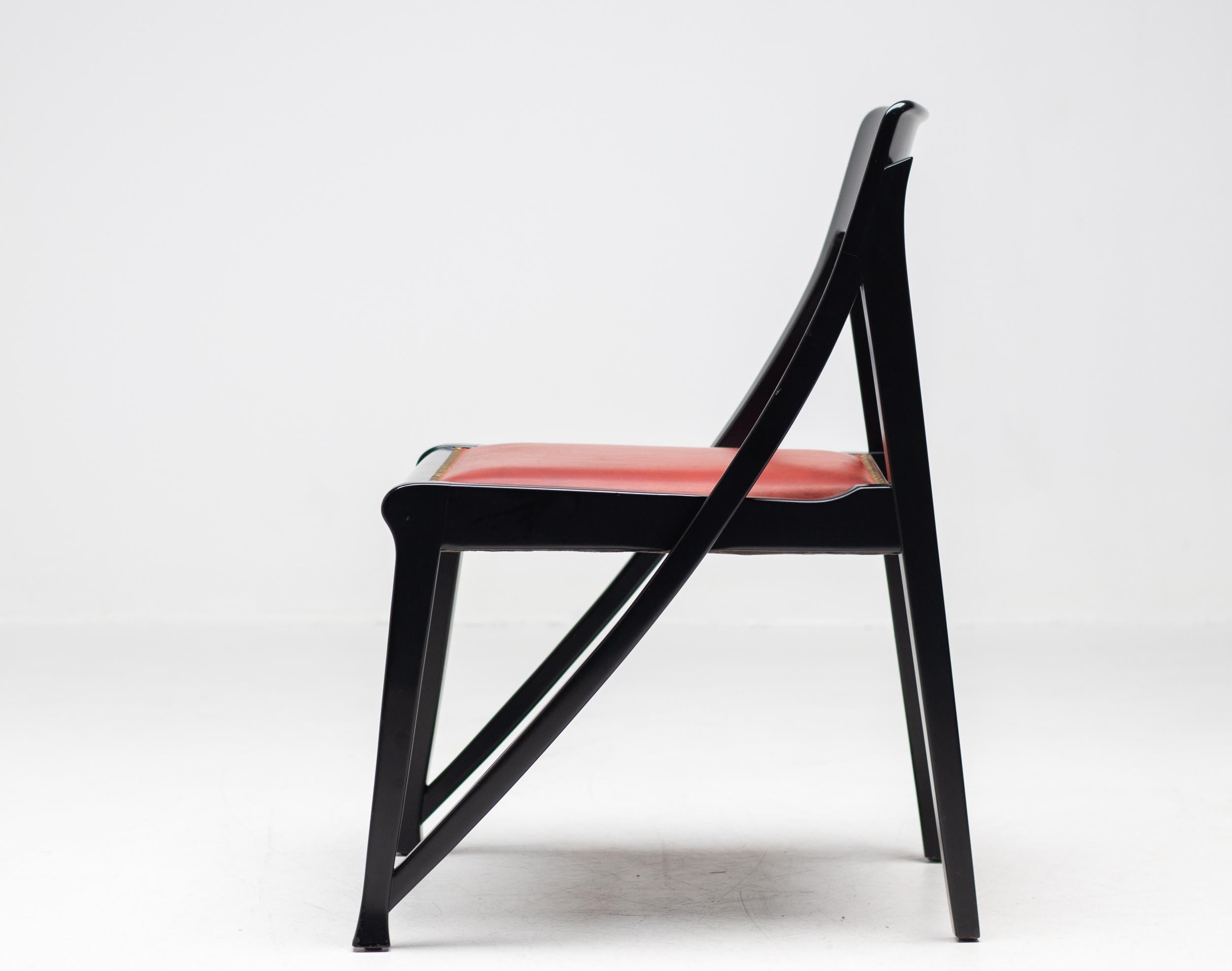 Richard Riemerschmid designed the original model of the ‘Musikzimmerstuhl’ in 1898/99.
The so-called “Music room chair” was part of the interieur of a music salon, which was designed by the Munich Art Nouveau architect Richard Riemerschmid for the