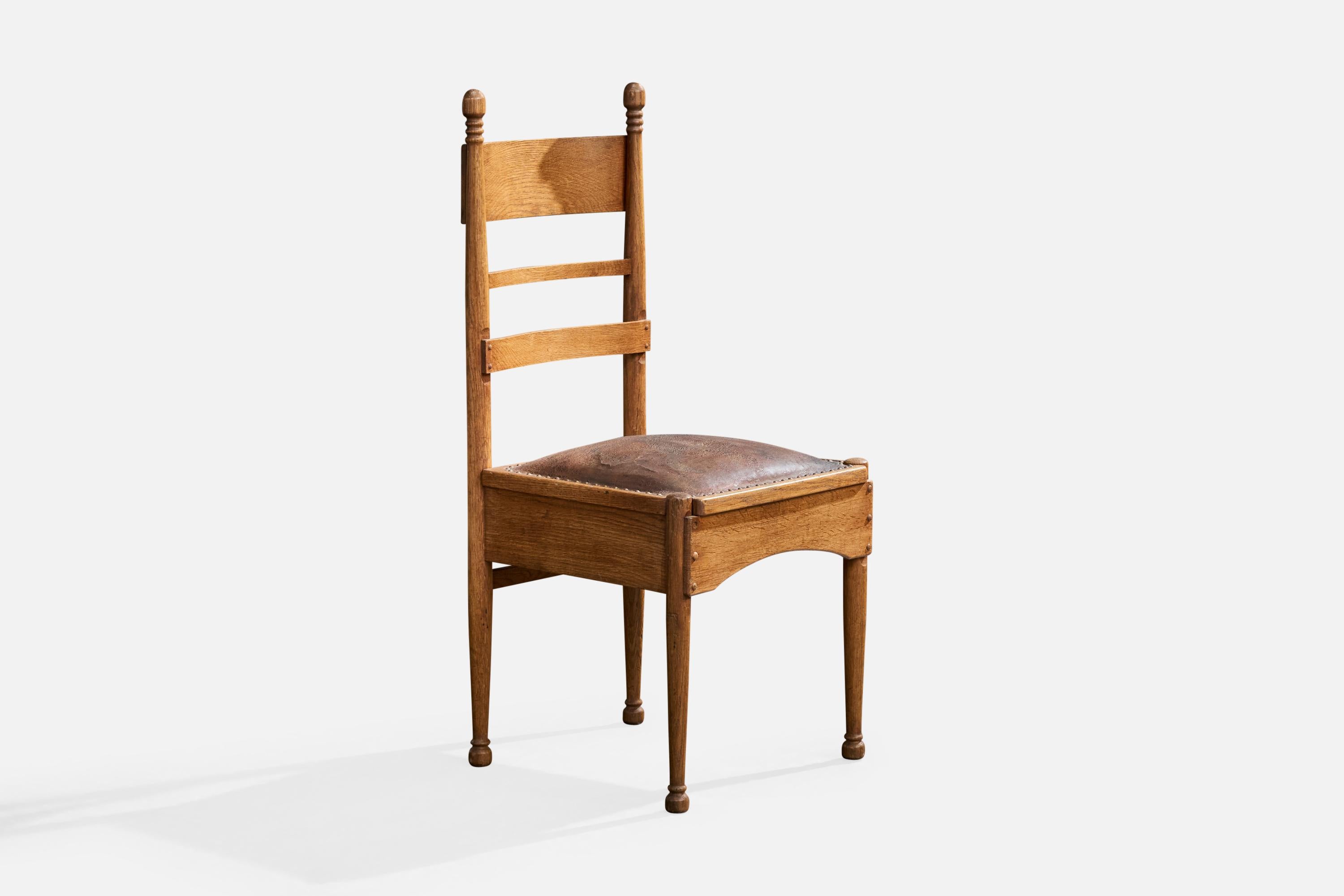 Silla auxiliar de roble, latón y cuero diseñada por Richard Riemerschmid para Deutsche Werkstätten, Alemania, c. 1905.

Dimensiones totales (pulgadas): 39,0 