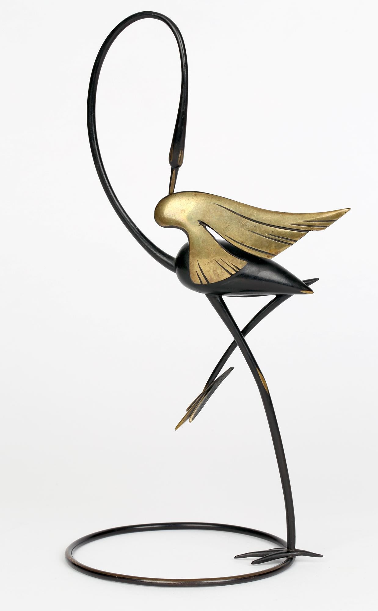 Eine sehr stilvolle österreichische Art-Deco-Bronzefigur eines Watvogels von Richard Rohac (Österreicher, 1906-1956), hergestellt in Wien in den frühen 1930er Jahren. Rohac verbrachte seine ersten Jahre als Lehrling bei der Werkstätte Hagenauer Wien