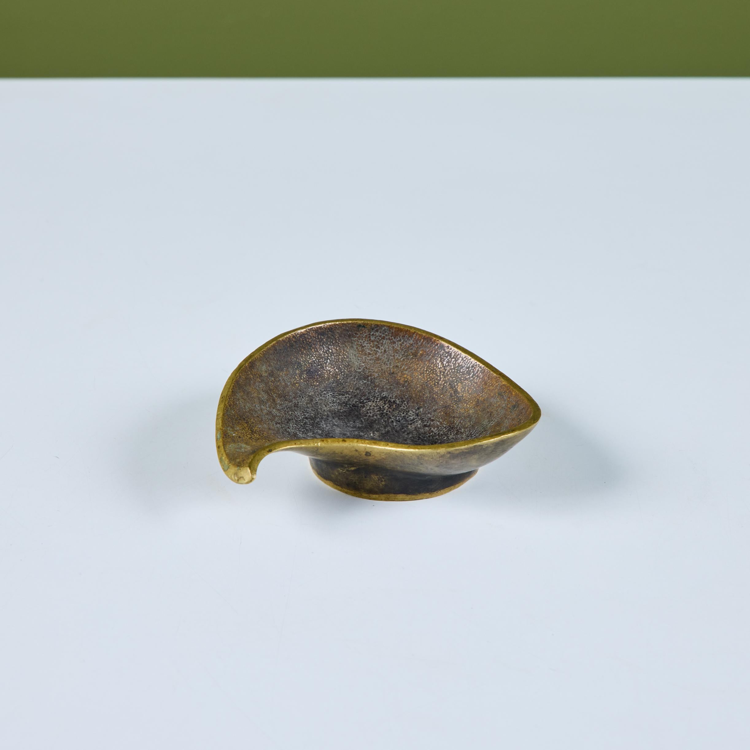 Coupe en bronze coulé en forme de goutte d'eau de l'artiste autrichien Richard Rohac, c.1950.  Marqué sur la face inférieure 