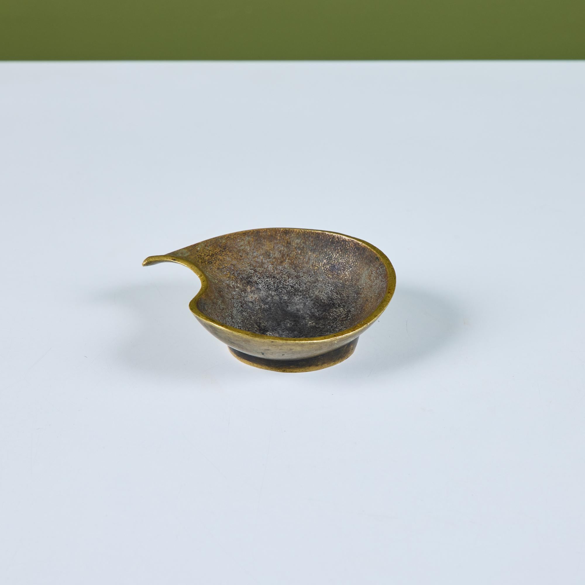 Milieu du XXe siècle Richard Rohac Cast Bronze Teardrop Bowl (bol en forme de goutte d'eau) en vente