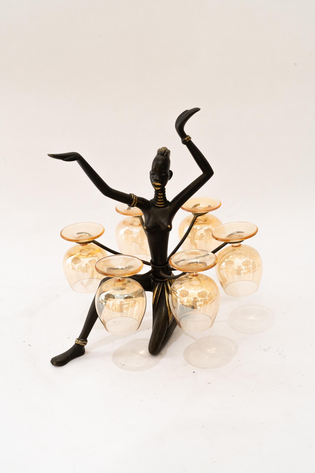 Richard Rohac Figur Glashalter um 1950 ( signiert )
Ursprünglicher Zustand
Die Brille ist im Lieferumfang enthalten