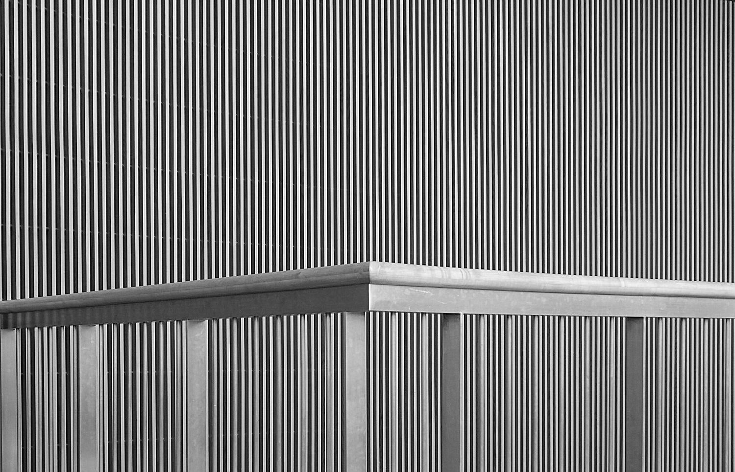 Richard S. Chow Black and White Photograph – Zwischen den Linien