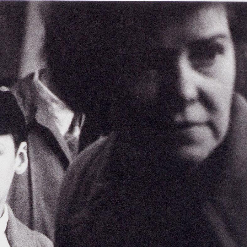 Jeune Lad (portrait obsédant du jeune garçon dans une rue londonienne bondée) - Contemporain Photograph par Richard Sadler