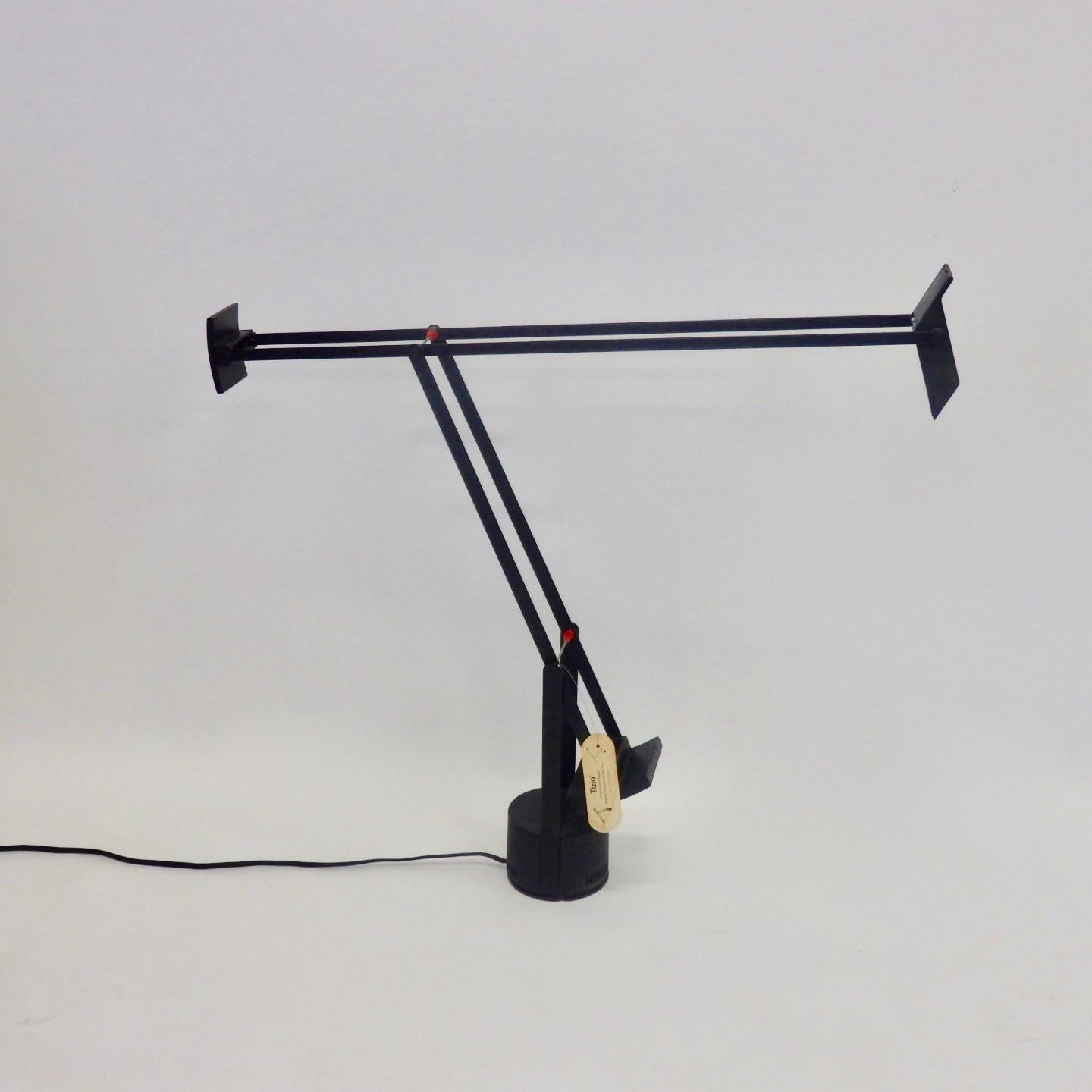 Richard Sapper a conçu la lampe de bureau Tizio pour Artemide. Bel état d'origine. Conserve l'étiquette d'origine. Interrupteur de lumière haute et basse.
