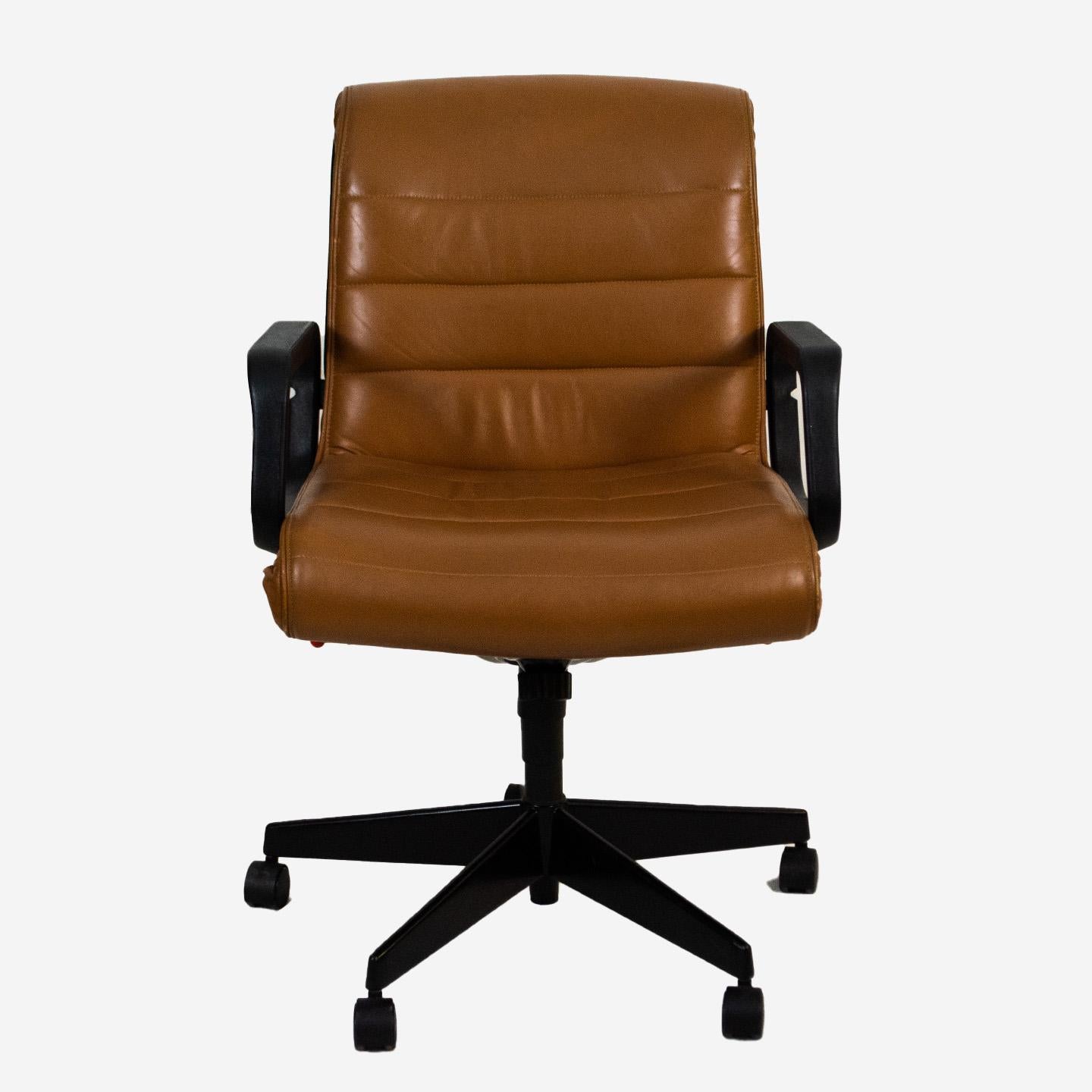 Le fauteuil de bureau Executive, conçu par Richard Sapper pour Knoll, est doté d'un piètement à cinq branches et revêtu d'un cuir fin de couleur havane. La marque de fabrique de ce beau siège de bureau réside dans ses caractéristiques ergonomiques