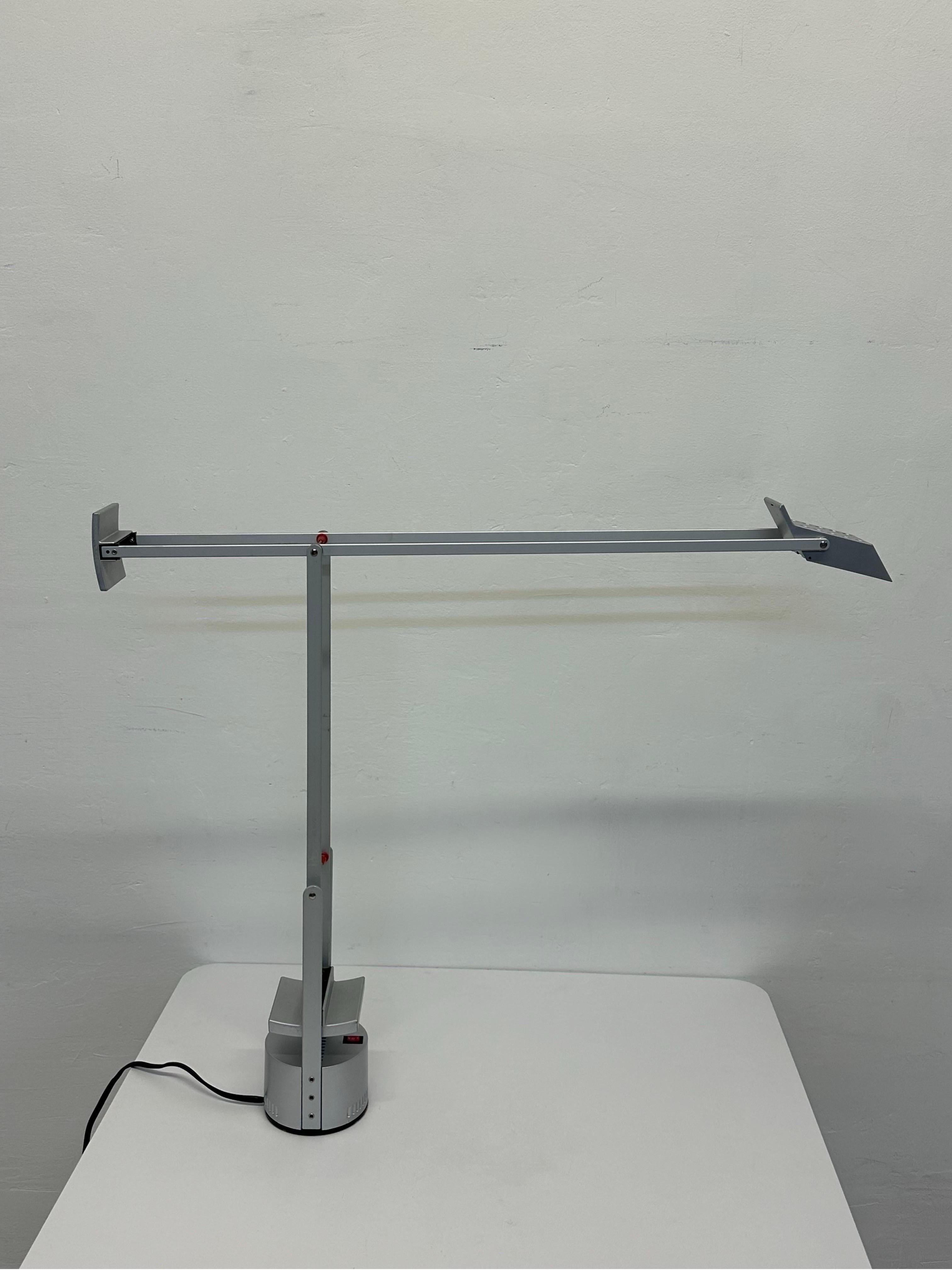 italien Lampe de bureau ou de table Tizio de Richard Sapper pour Atemide, 1980 en vente