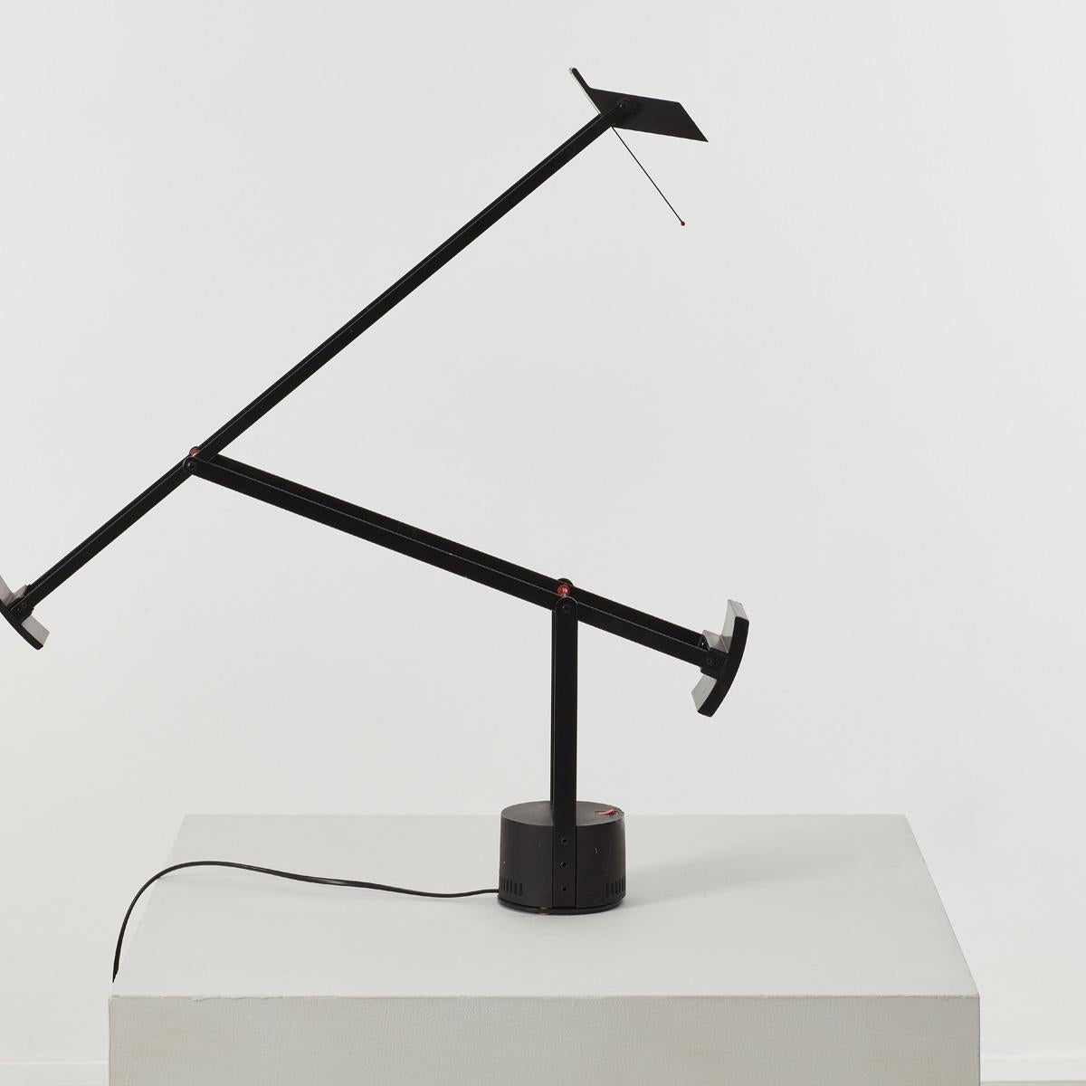 Richard Sapper (1932-2015) è nato in Germania ma ha lavorato in Italia e il suo lavoro riunisce i migliori principi di design di entrambe le nazioni. Da un lato la lampada 