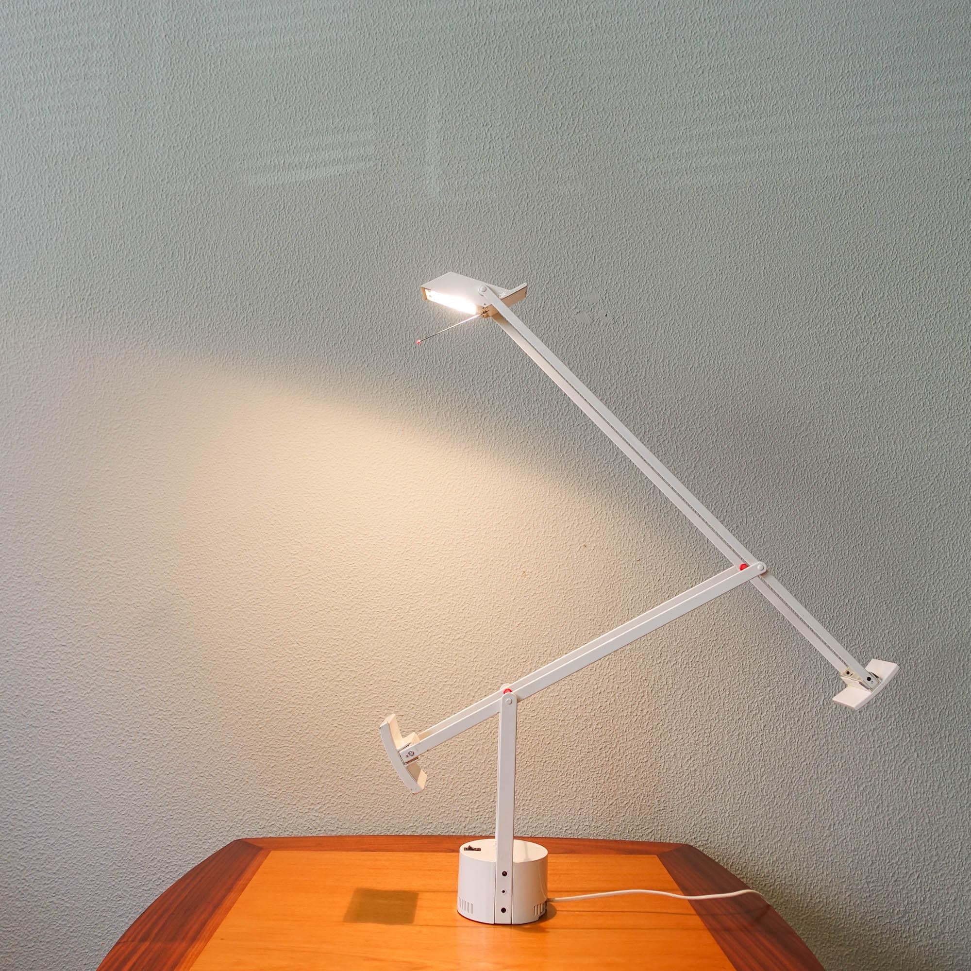 Richard Sapper ‘Tizio’ Table Lamp for  Artemide, Italy, 1972 In Fair Condition For Sale In Lisboa, PT
