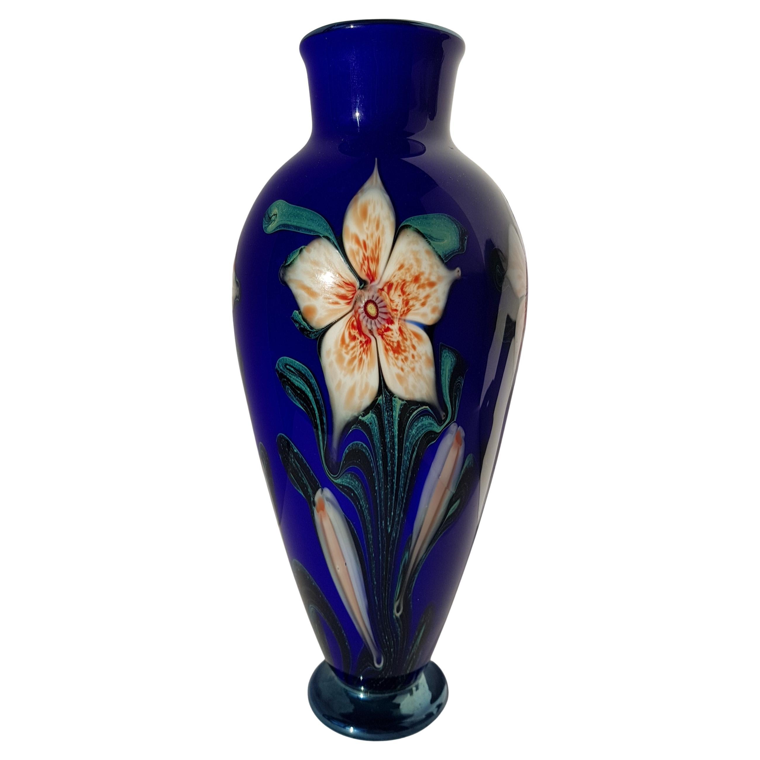 A. Richard Satava Vaso di vetro artistico americano a forma di fiore con cornice blu in stile Tiffany