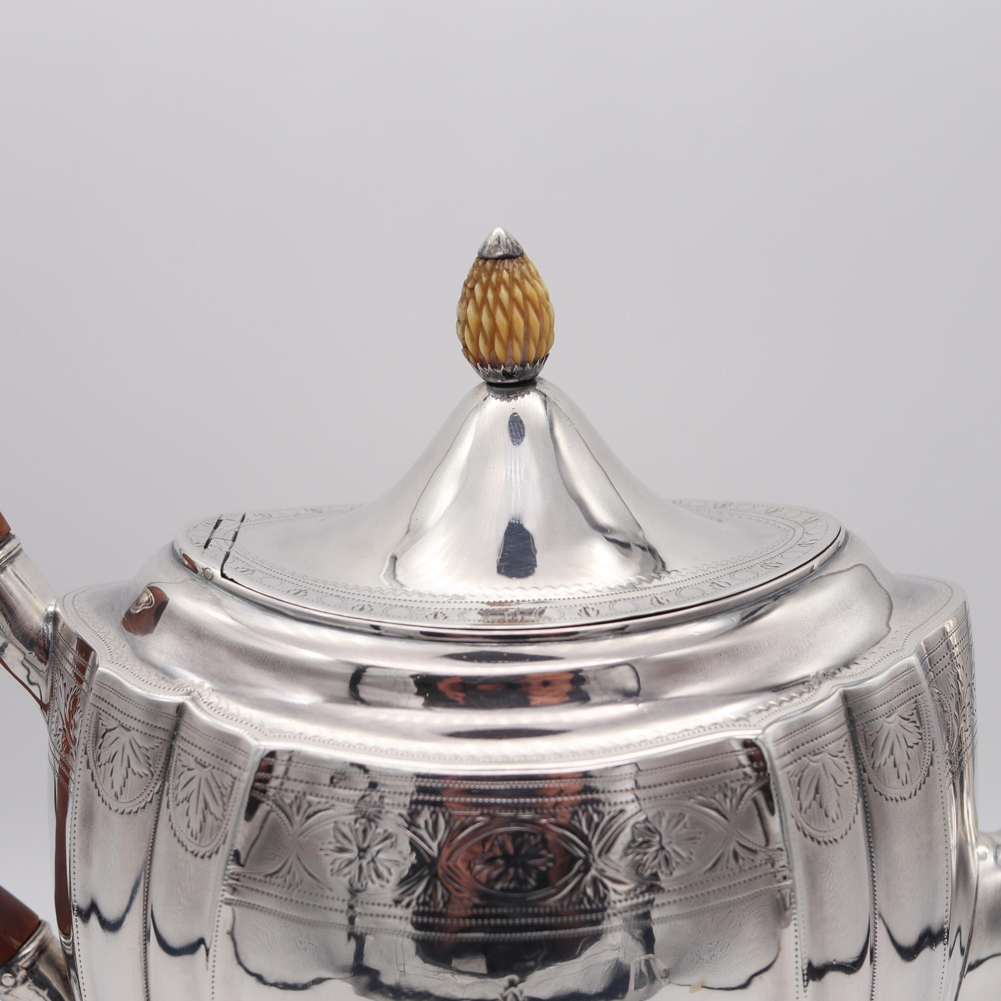 Coffee tea pot designed in Dublin by Richard Sawyer.

Very rare and important coffee tea pot, created in the city of Dublin in Ireland, United Kingdom by the silversmith Richard Sawyer. This beautiful piece has been crafted during the reigning