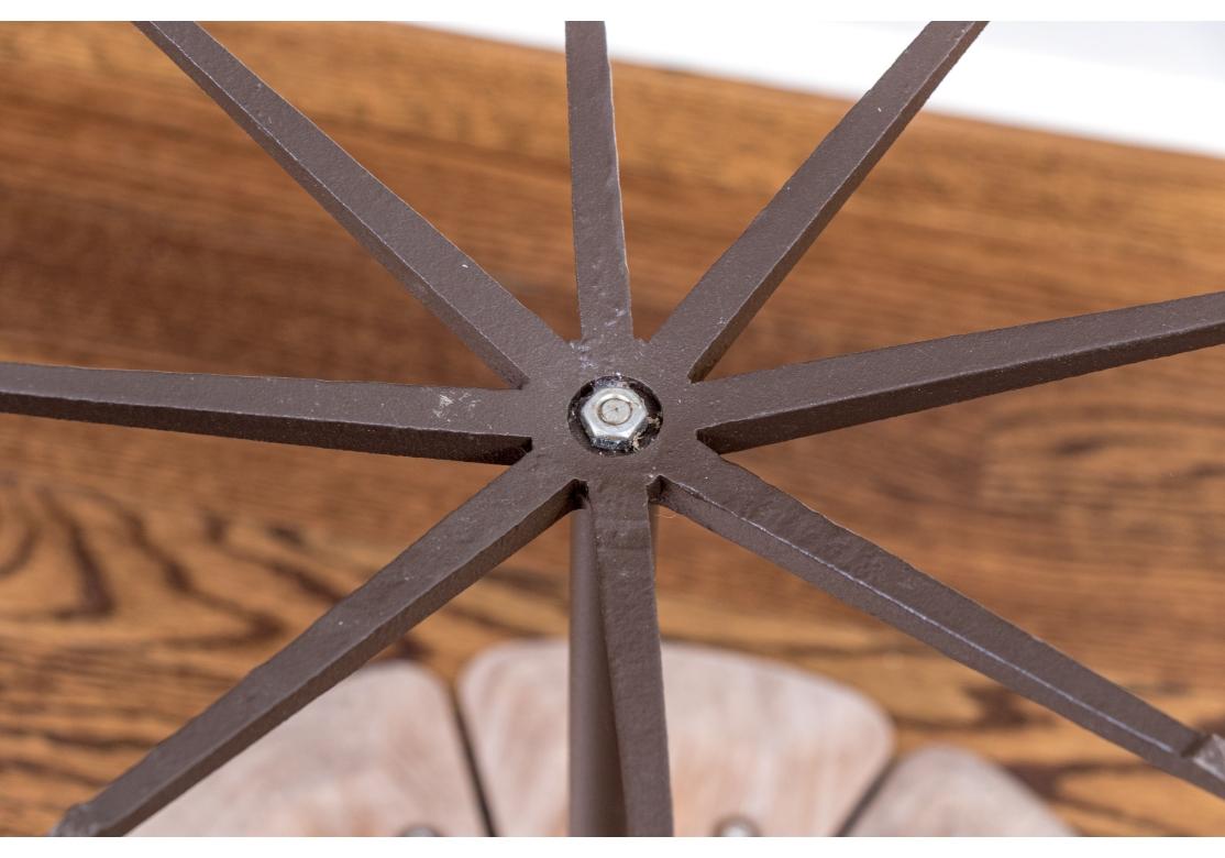 Le design classique du milieu du siècle fabriqué par Knoll. Plateau en teck blanchi au soleil en forme de pétale surmontant un piédestal en fer à huit rayons et un poteau central en finition brune. 

Dimensions : 16