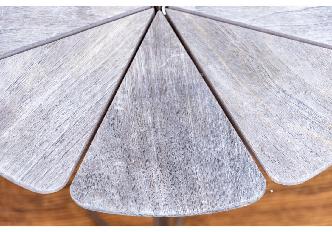 20ième siècle Table d'appoint en teck à pétales attribuée à Richard Schultz pour Knoll en vente
