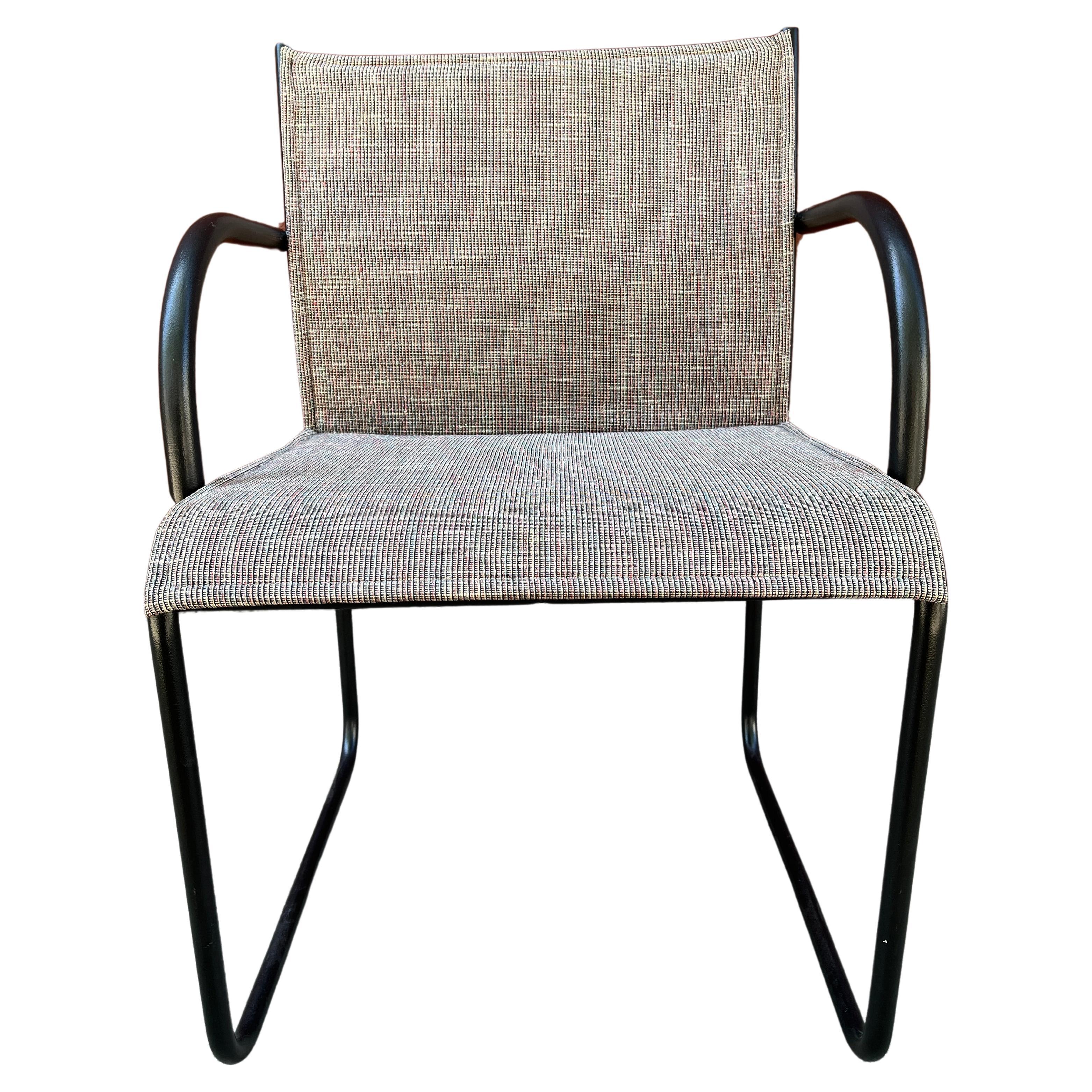 Raras sillas modelo 1407 diseñadas por Richard Schultz para Knoll durante un breve periodo de tiempo. Hermosas curvas y ángulos con soldaduras ocultas inspiradas en la fabricación de bicicletas con un guiño a las sillas Cesca. Un aspecto postmoderno