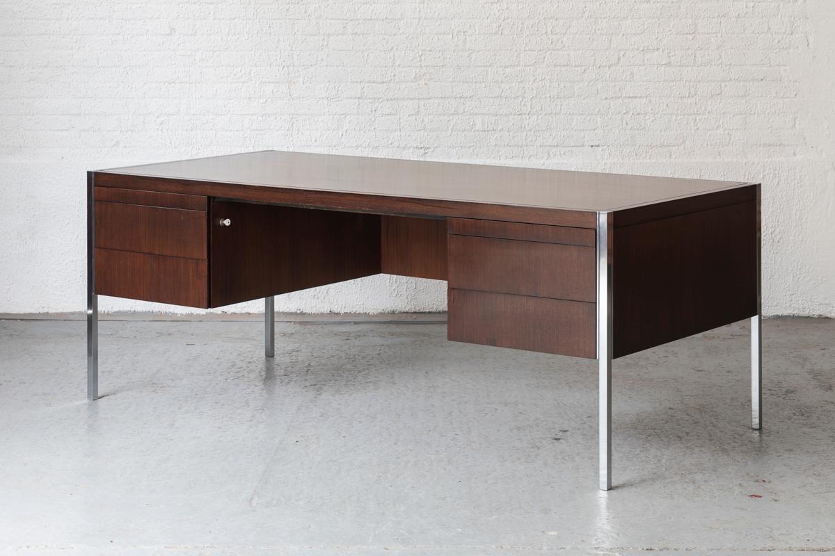 Executive desk ‘model 4146' designed by Richard Schultz and produced by Knoll International in the USA in the 1960’s. The desk is made out of dark stained mahogany wood and has chrome plated metal details. Comes with two original keys and the locks