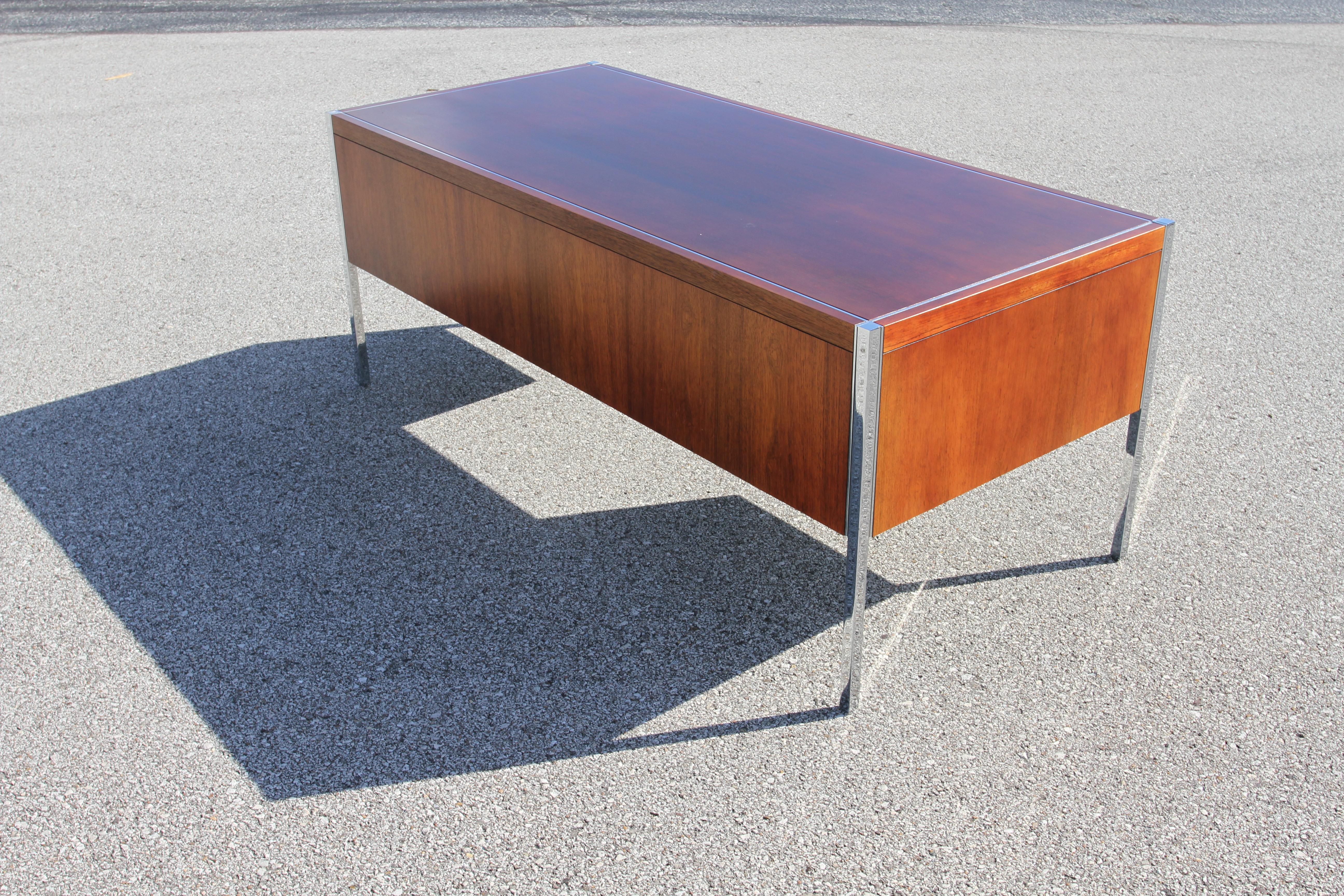 Richard Schultz for Knoll 1960s Mid-Century Modern Rosewood Executive Desk #4146 For Sale 6