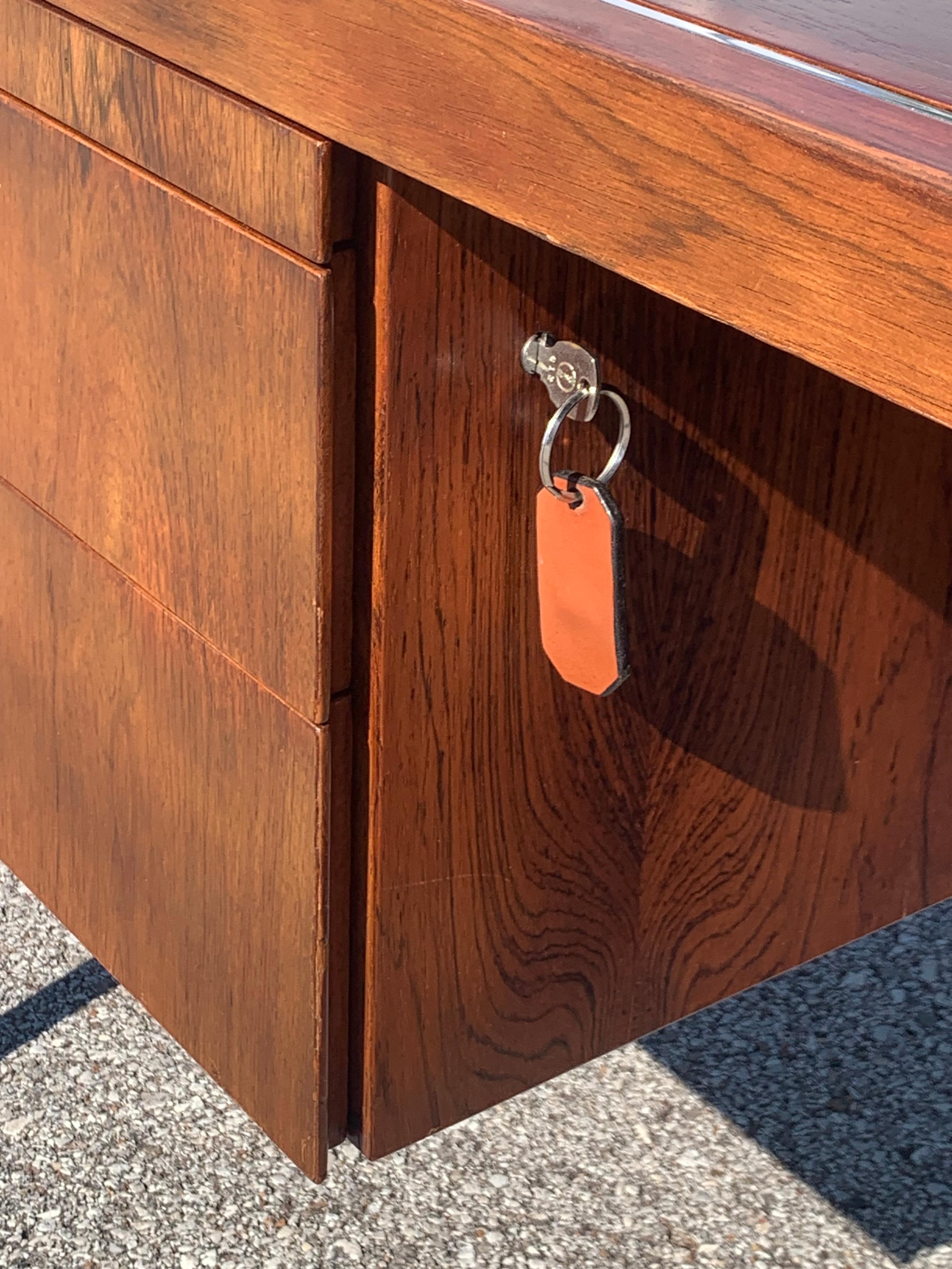 Richard Schultz for Knoll 1960s Mid-Century Modern Rosewood Executive Desk #4146 In Good Condition For Sale In St. Louis, MO