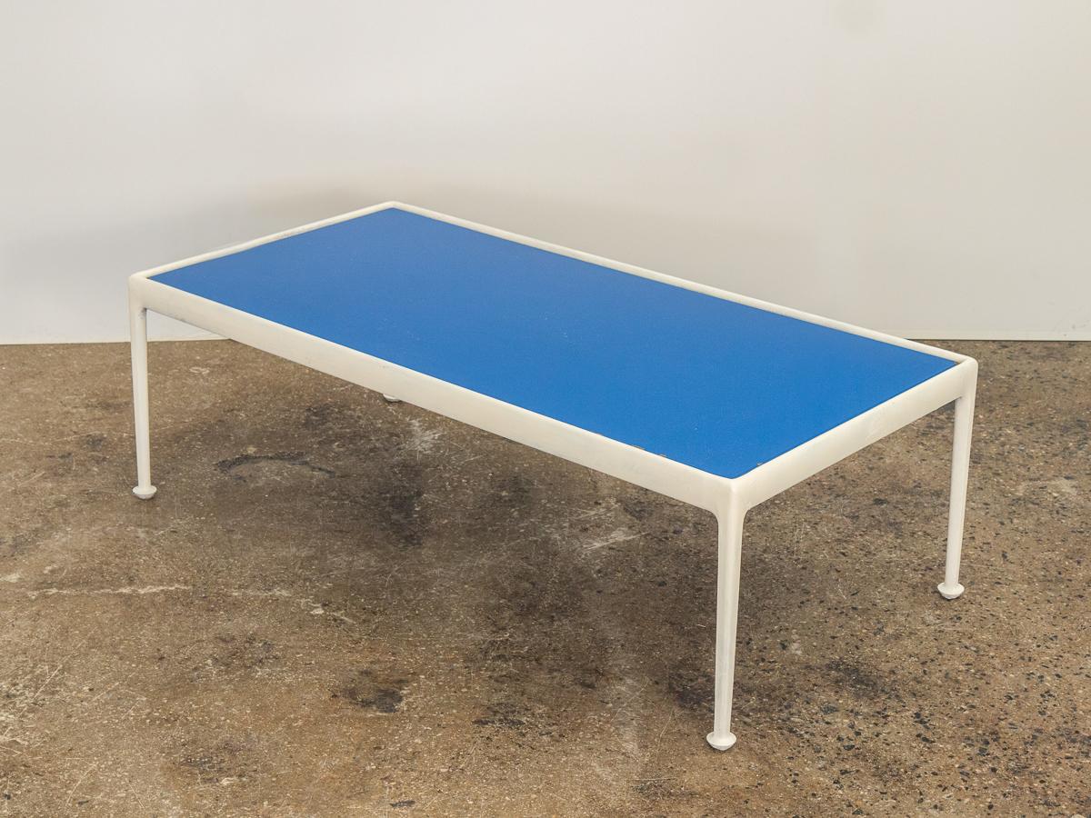Original blue and white coffee table from the 1966 Collection, designed by Richard Schultz for Knoll. A fresh and modern design, this outdoor coffee table for serving cocktails poolside or on the patio. Generous tabletop is porcelain enamel over