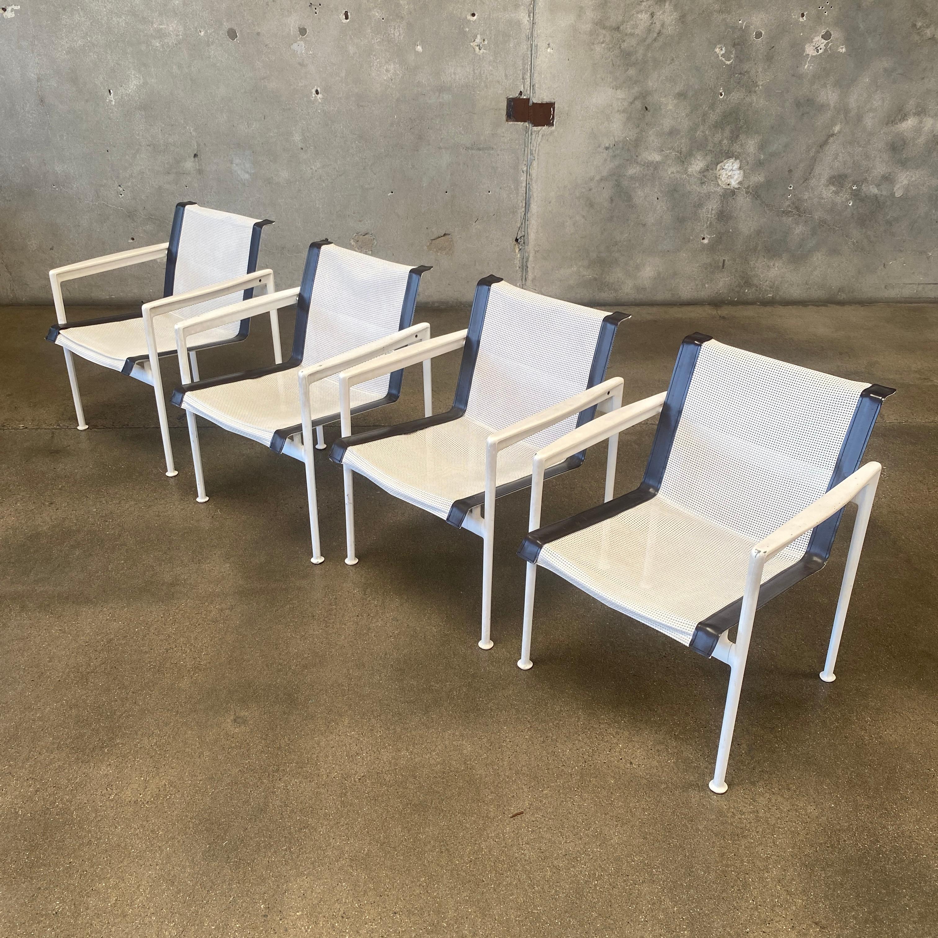 Set di 4 sedie da pranzo con braccioli di Richard Schultz per Knoll. Le Coates sono realizzate in alluminio fuso ed estruso con una finitura in polvere di poliestere resistente agli agenti atmosferici. L'imbottitura è realizzata in rete di
