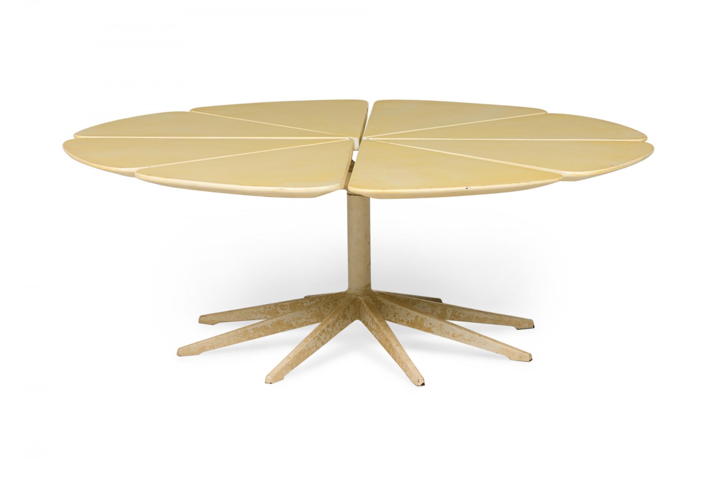 Mid-Century Modern Richard Schultz for Knoll International Beige Lacquered 'Petal' Coffee Table For Sale
