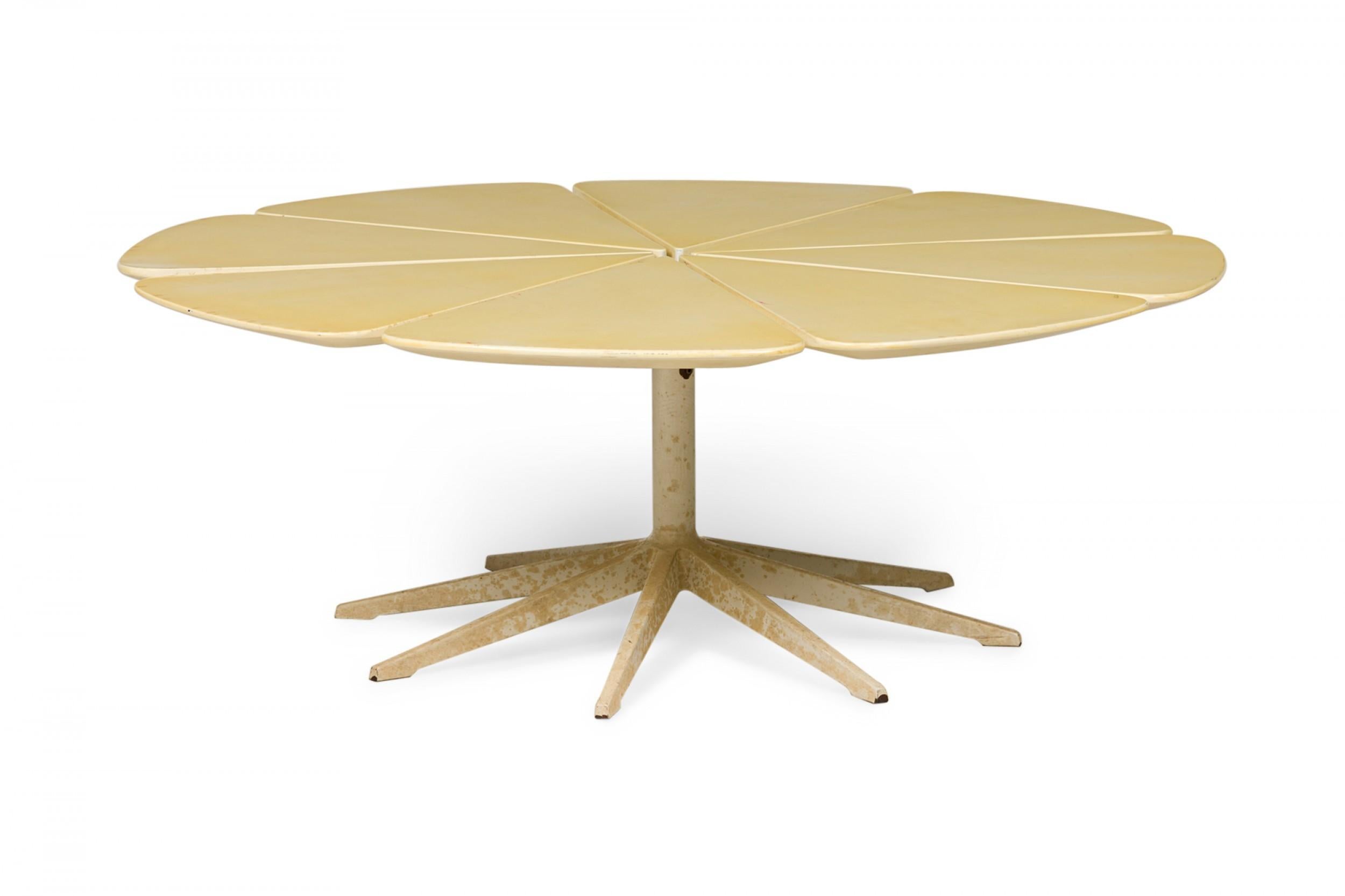 Richard Schultz for Knoll International Beige Lacquered 'Petal' Coffee Table In Good Condition For Sale In New York, NY