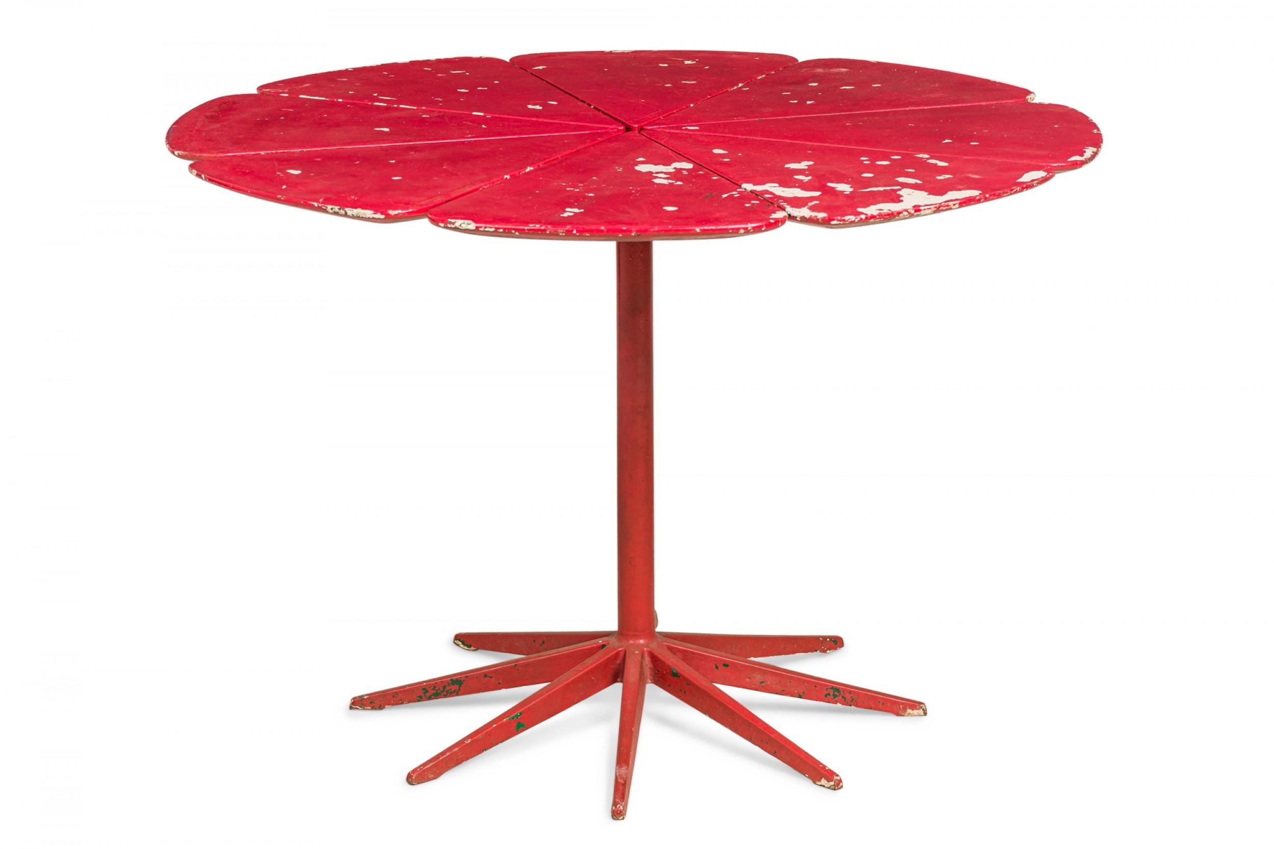 Richard Schultz für Knoll International, rot lackierter Tisch „Blütenblatt“ aus Rotholz (amerikanisch) im Angebot