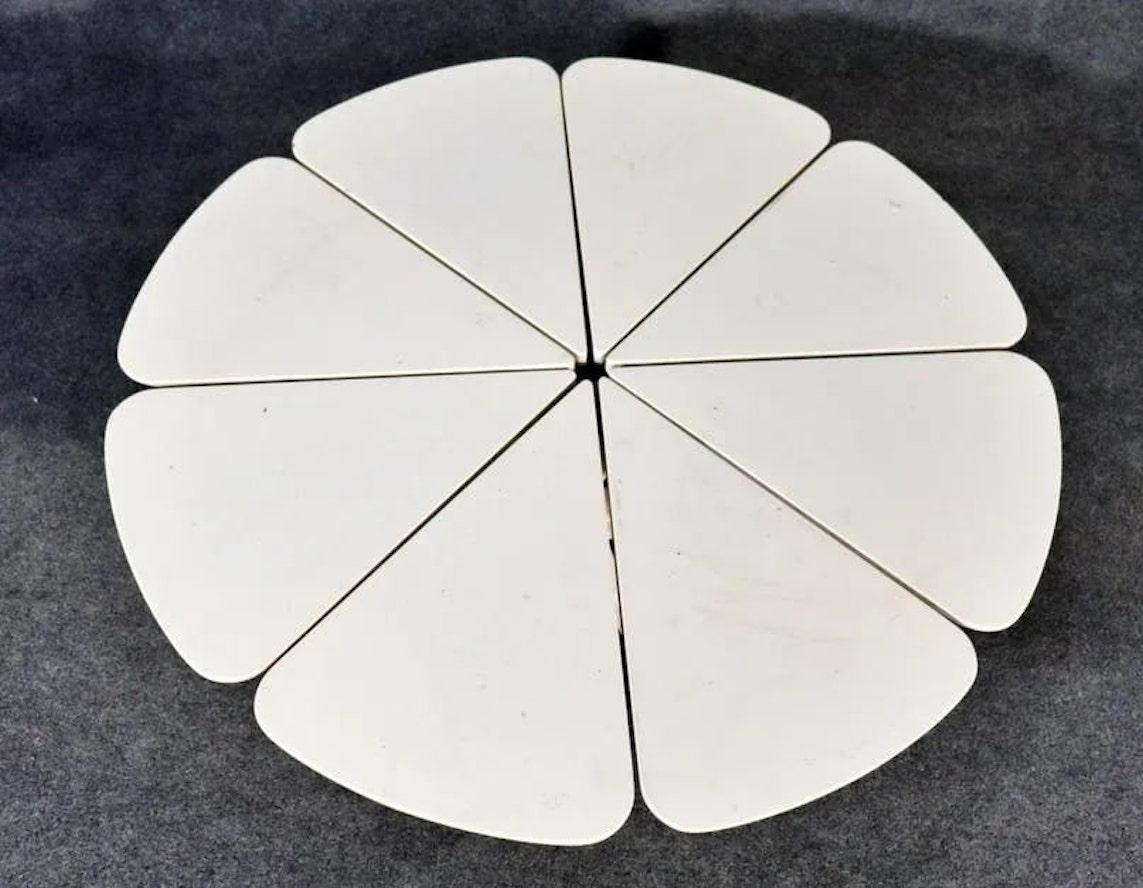 Table basse circulaire du milieu du siècle, conçue par Richard Schultz pour Knoll. Plateau en composite sur pieds en métal. Cette série a été spécialement conçue pour accompagner les chaises 