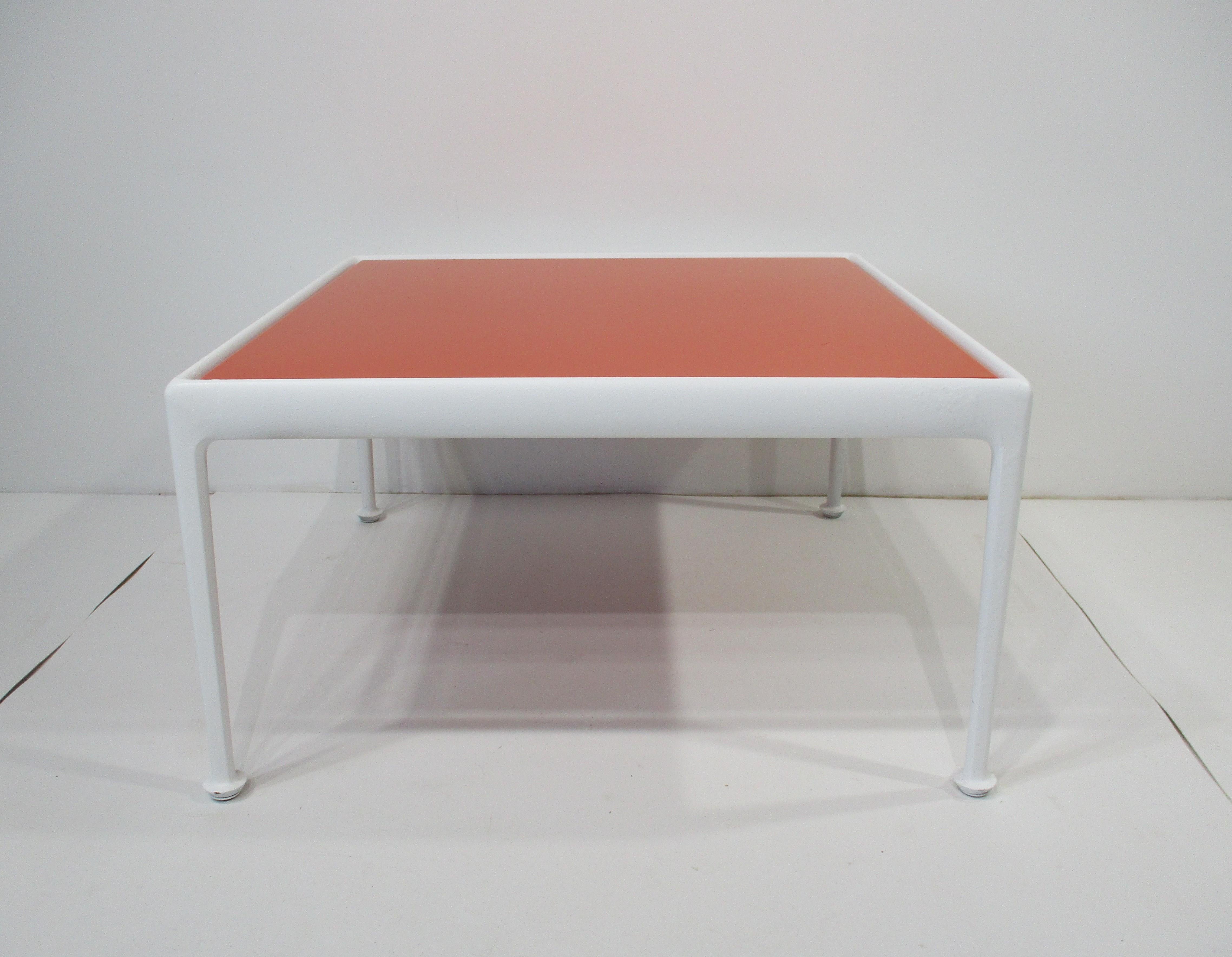 Américain Table basse d'extérieur / d'intérieur A Schultz pour Knoll en vente