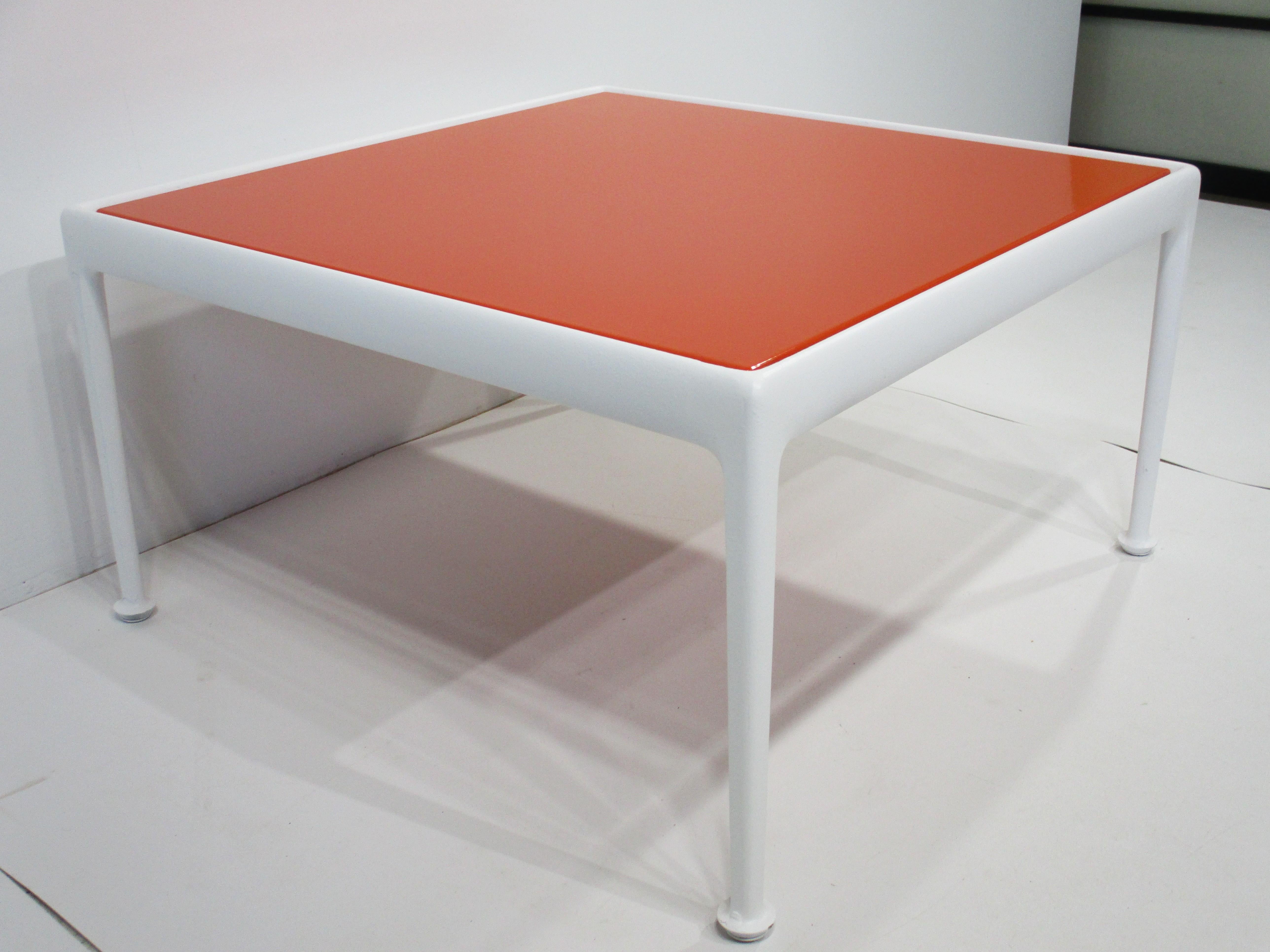 Table basse d'extérieur / d'intérieur A Schultz pour Knoll Bon état - En vente à Cincinnati, OH