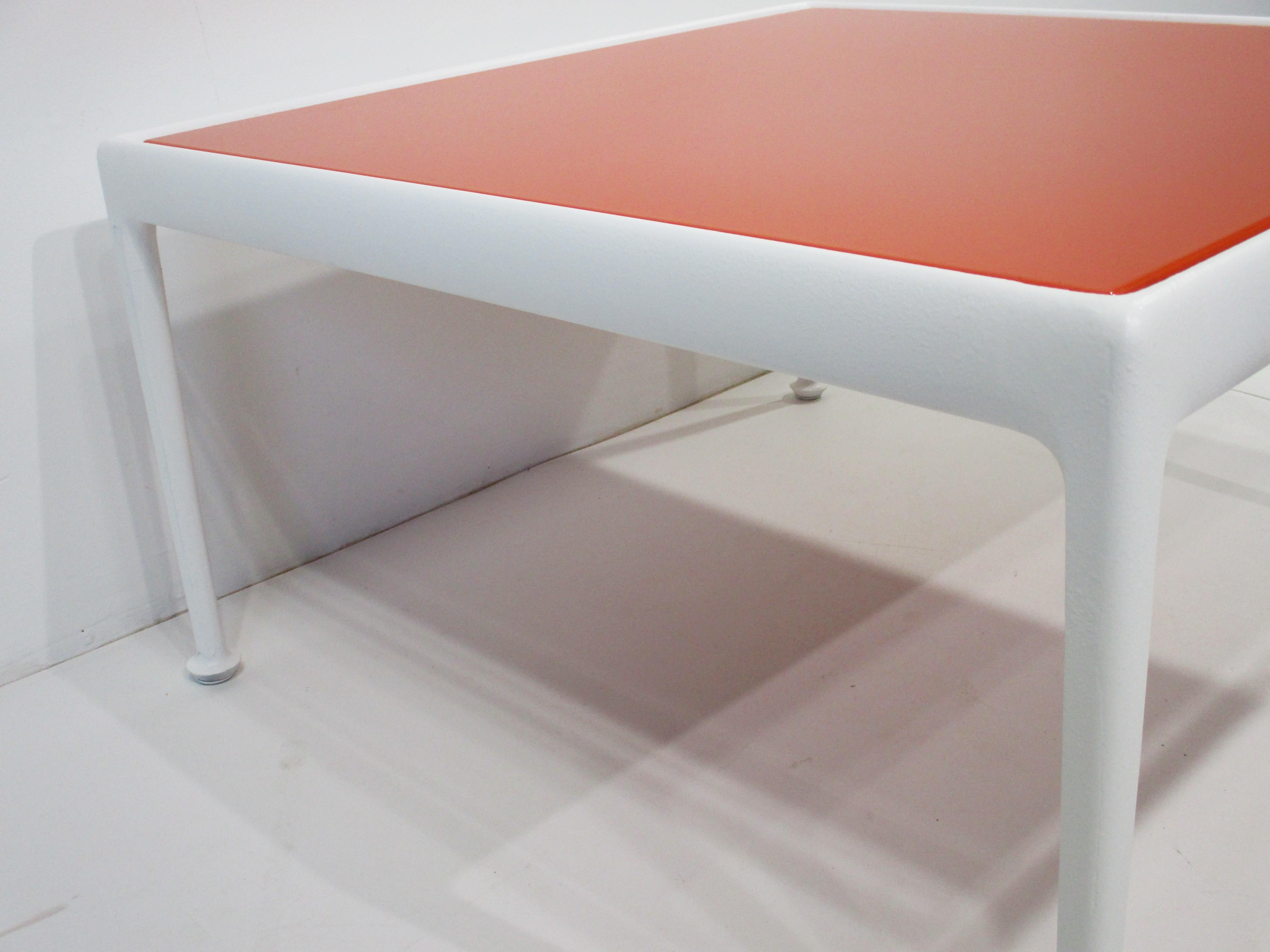 20ième siècle Table basse d'extérieur / d'intérieur A Schultz pour Knoll en vente