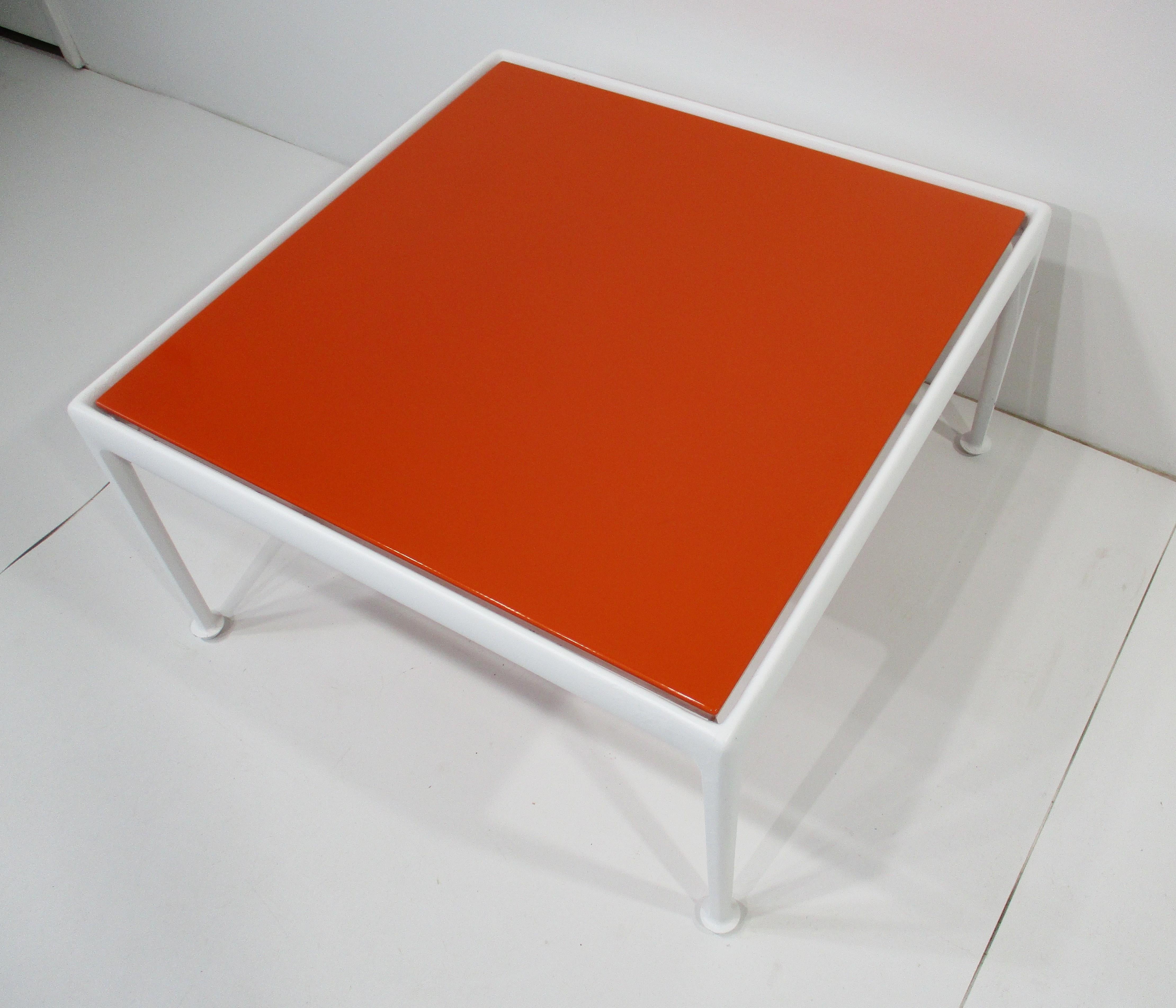 Table basse d'extérieur / d'intérieur A Schultz pour Knoll en vente 2