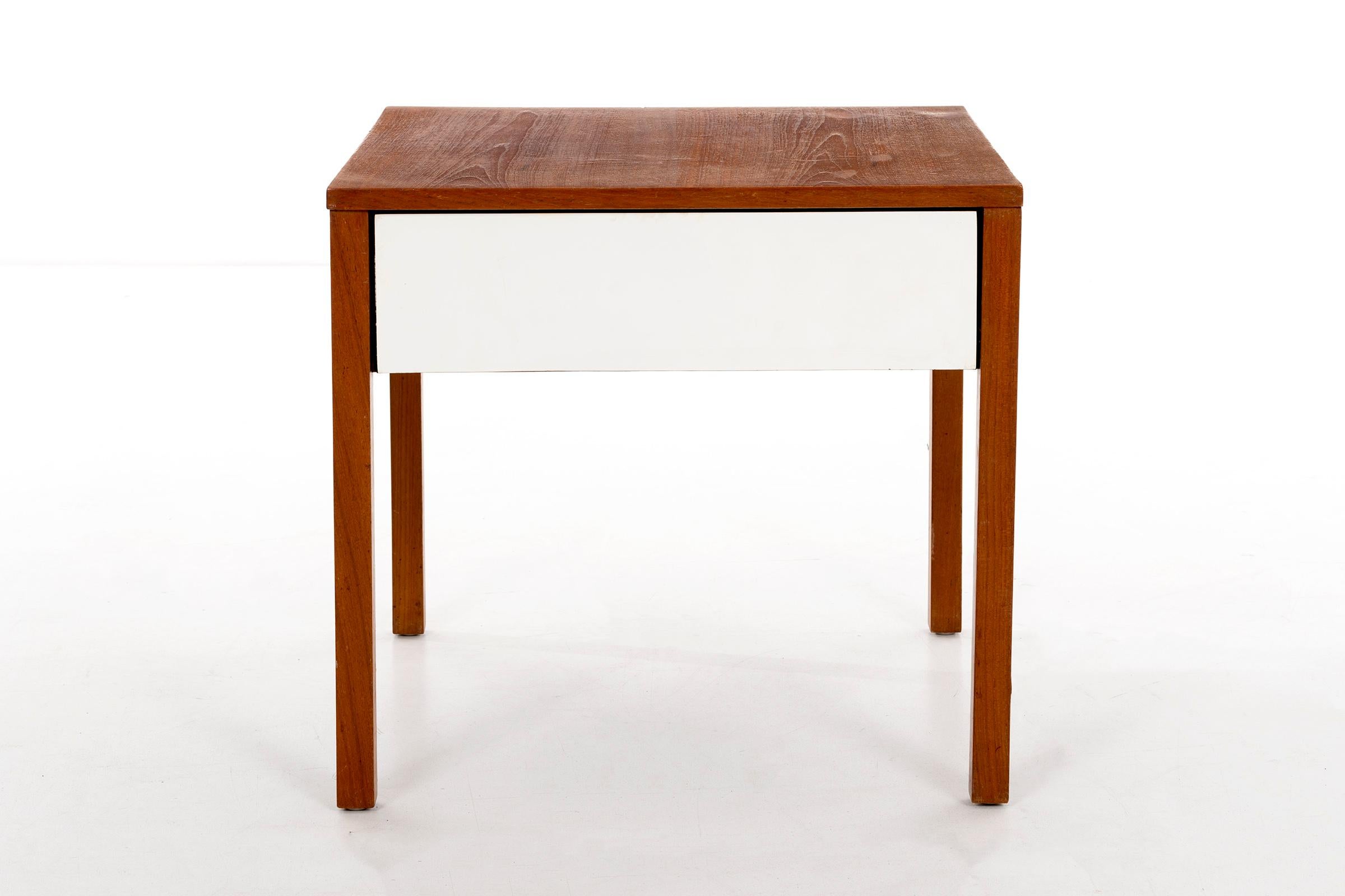 Richard Schultz Pair of Knoll End Tables or Nightstands In Excellent Condition In Chicago, IL
