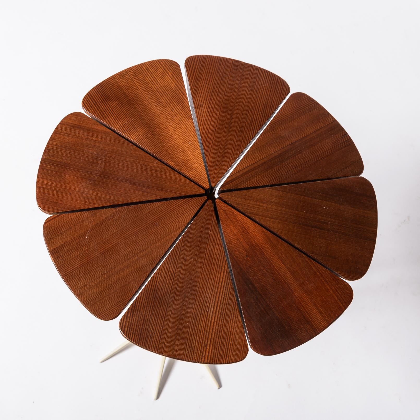 Table d'appoint Petal de Richard Schultz
Base originale en bois de teck et aluminium émaillé blanc
Cet exemple provient de la production originale
Belle surface non altérée