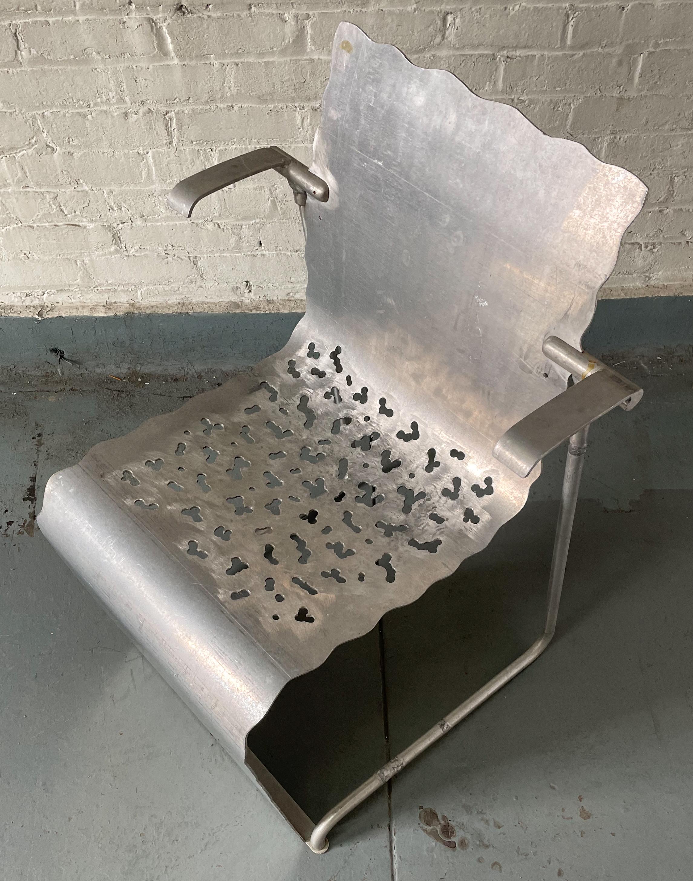Prototyp eines Stapelstuhls, den der Möbeldesigner und Künstler Richard Schultz aus Aluminiumblech und -rohr als 3-D-Modell in Originalgröße handgefertigt hat, um die ergonomischen und skulpturalen Qualitäten eines Designs zu erforschen, bei dem die