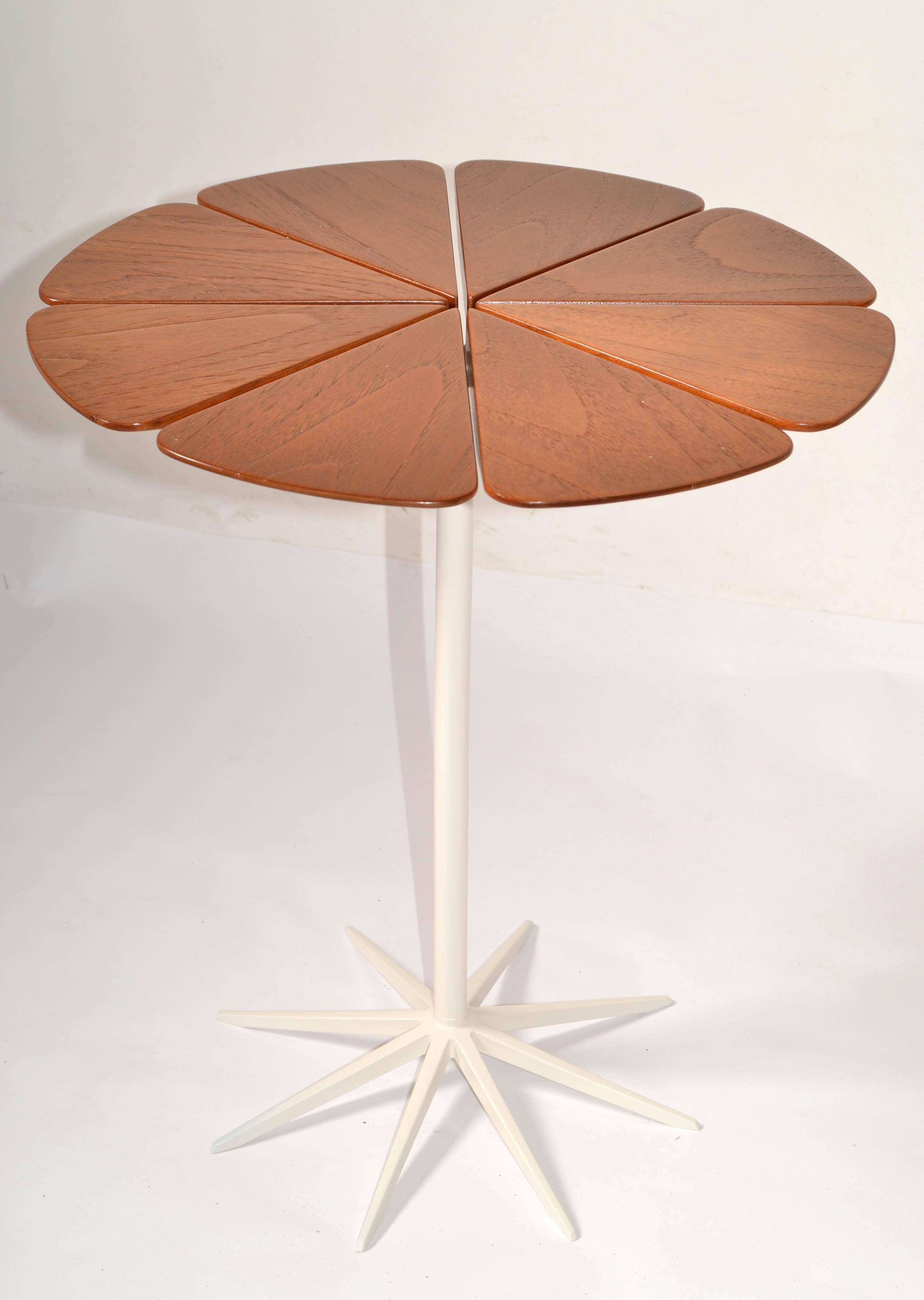 Petal End Table, entworfen 1960 von Richard Schultz und hergestellt von Knoll Associates, Amerika.
Dieser Beistelltisch ist aus einem Aluminiumstiel in weißer Emaille gefertigt. Die Platte ist aus dunkel gebeiztem, gemasertem Teakholz in schönem