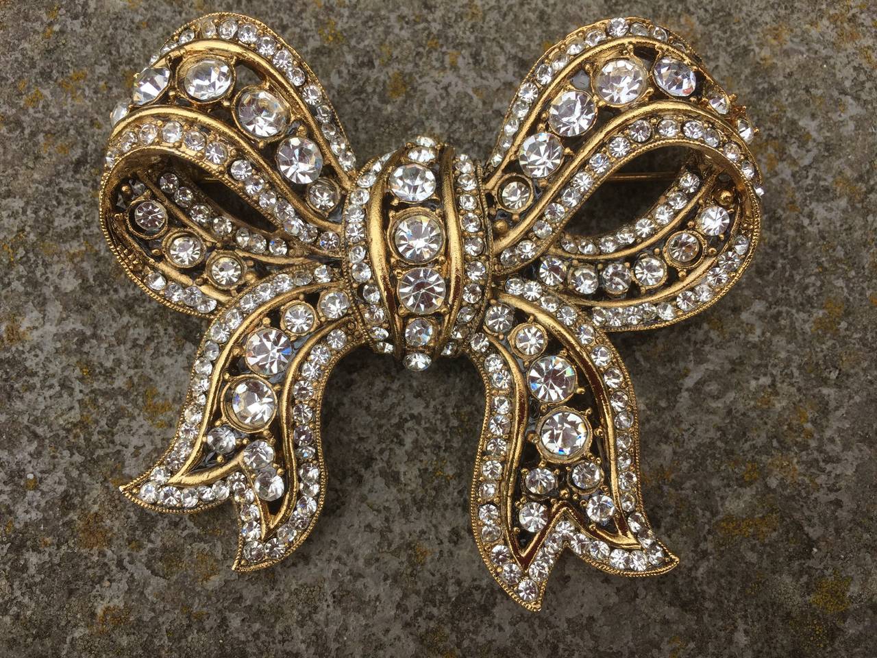 Richard Serbin Large Gold and Crystal Bow Brooch Pin 1985 In Excellent Condition In Cloverdale, CA