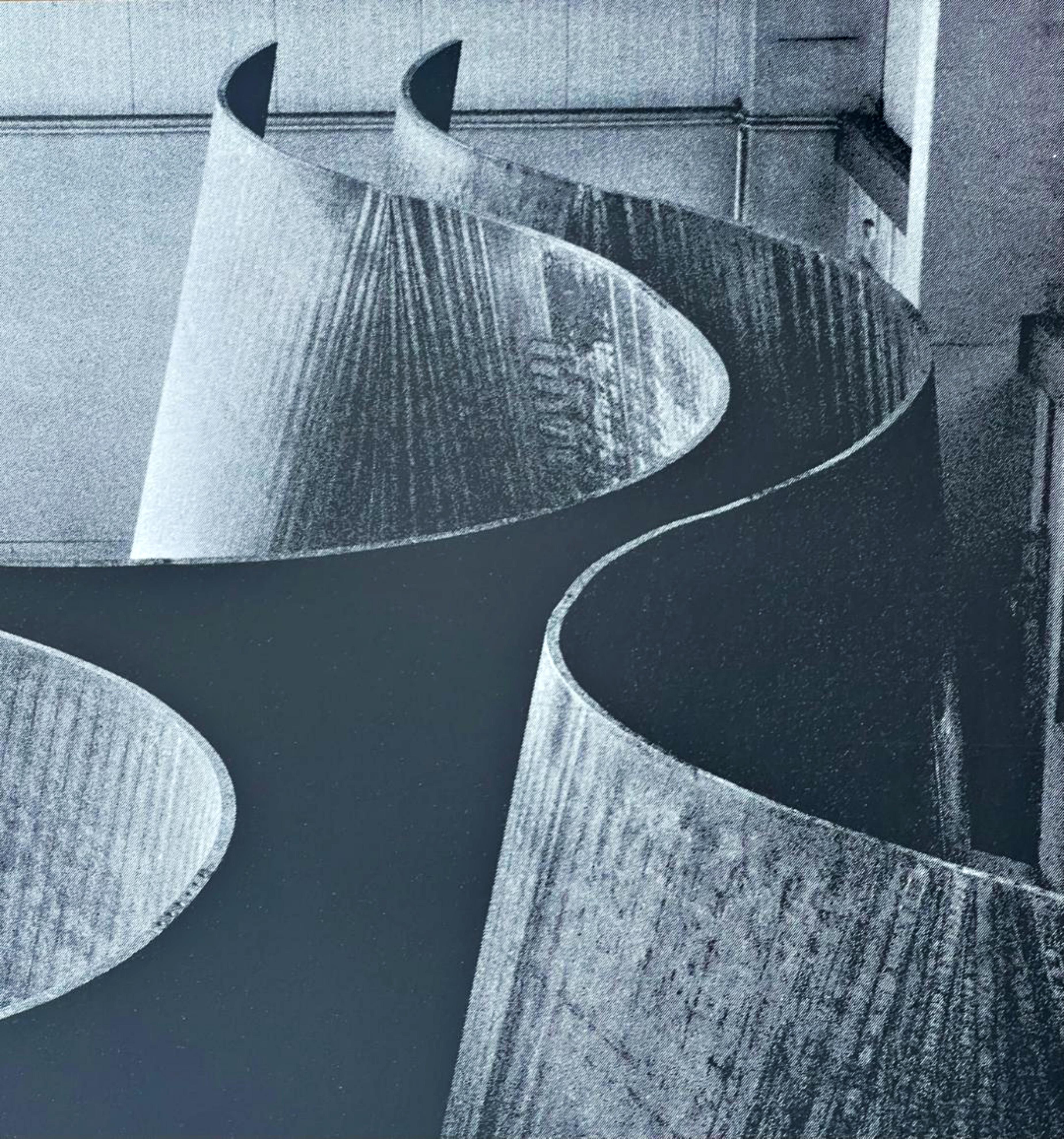 Richard Serra
Inside Out (signé à la main), 2014
Lithographie offset. Signé par Richard Serra
38 pouces (vertical) x 45 pouces (horizontal)
Signé au marqueur noir sur le bas du recto
Acquis auprès de la Gagosian Gallery 
Non encadré