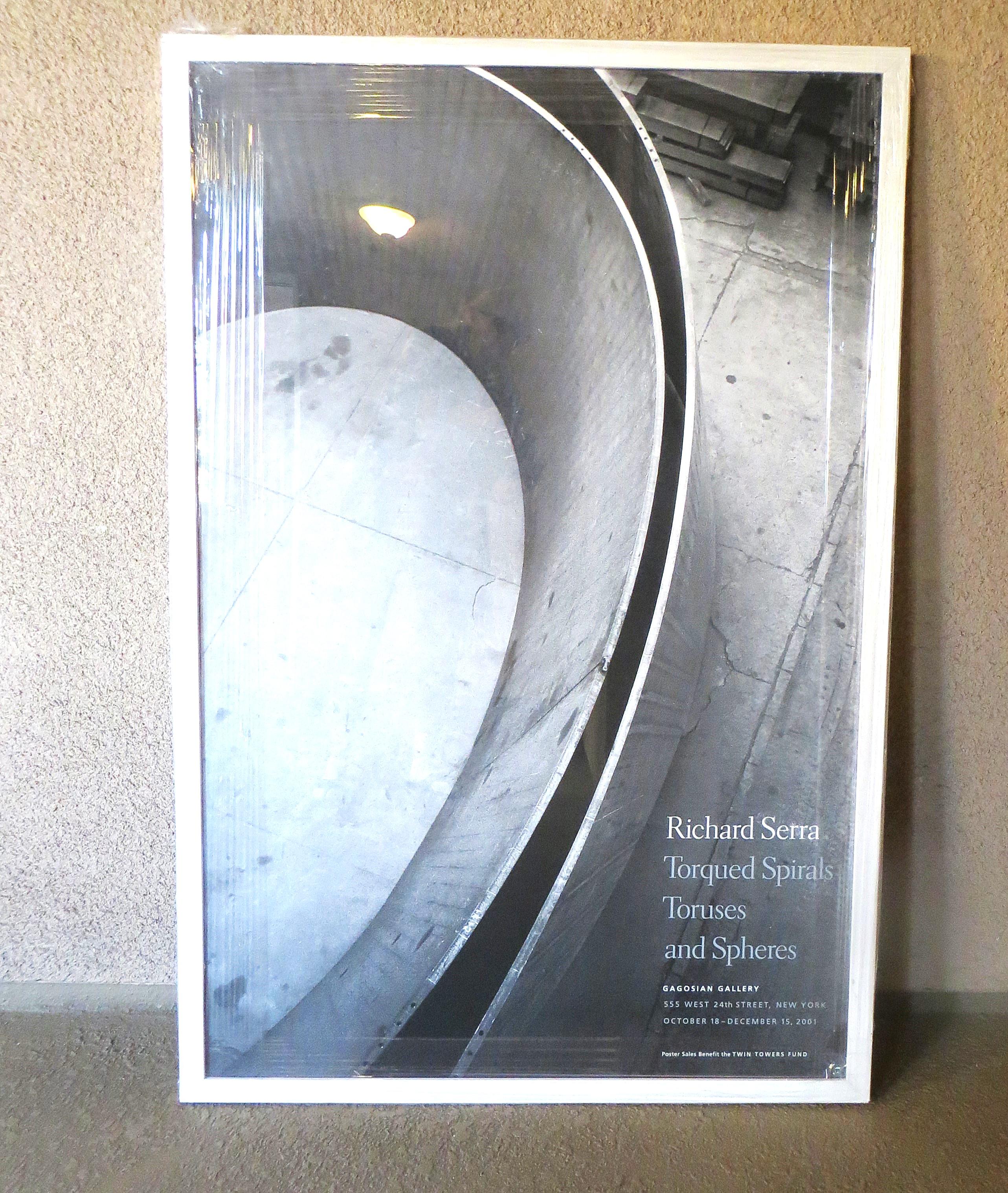 Richard Serra, Spirali Torcenti Torri e Sfere 
Poster, Hal. New York: 
Mostra: Gagosian Gallery, 18 ottobre - 15 dicembre 2001. 
Il formato è incorniciato.

Richard Serra è stato un artista americano noto per le sue sculture astratte di grandi