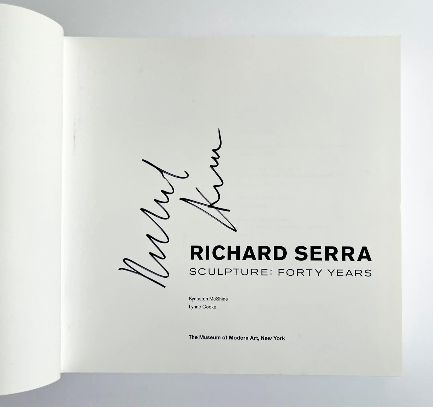 Richard SERRA
Sculpture : Quarante ans (signé à la main par Richard Serra), 2007
Monographie reliée (Signée par Richard Serra sur la page de titre)
Signé à la main au marqueur par Richard Serra sur la page de titre.
10 1/4 × 11 × 2 pouces
Non