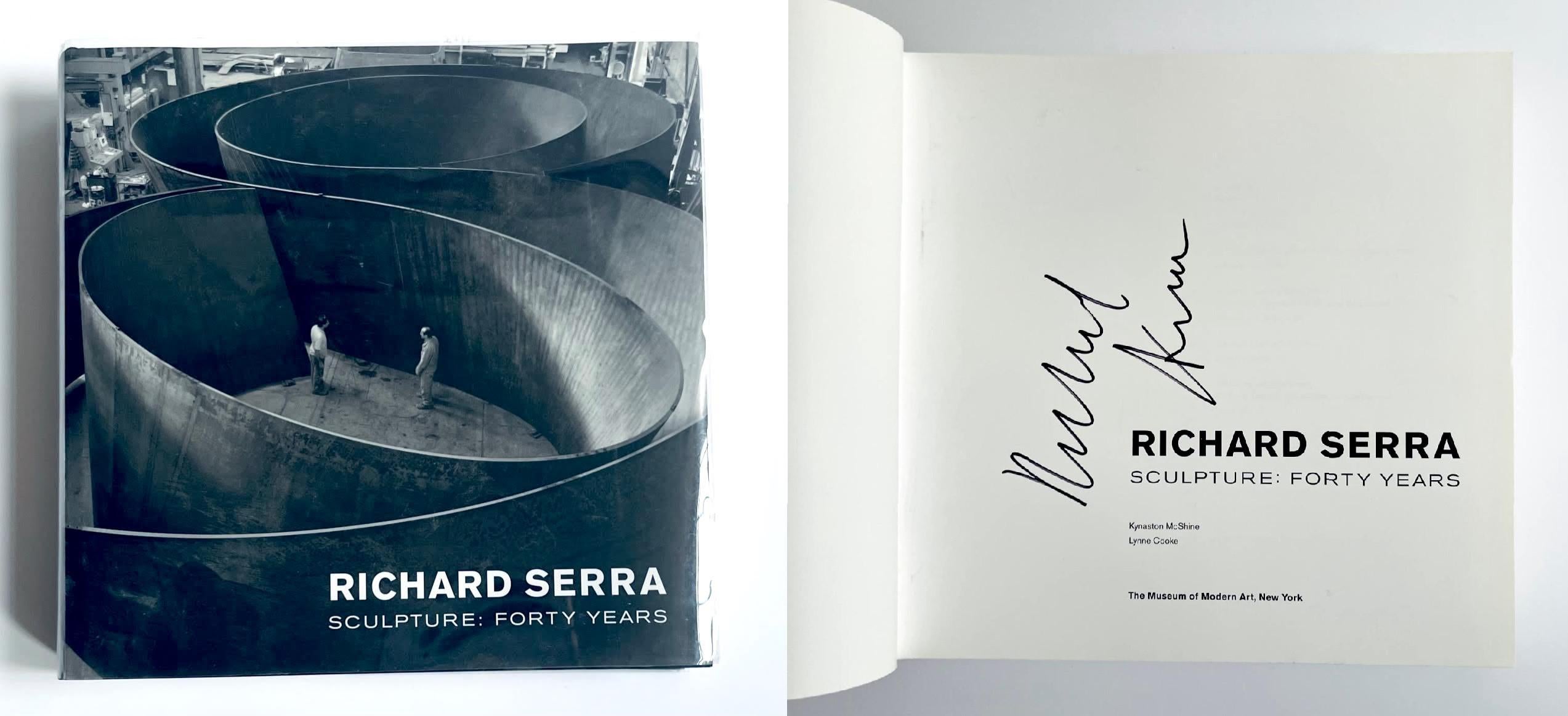 Richard Serra
Bildhauerei: Vierzig Jahre (handsigniert von Richard Serra), 2007
Gebundene Monografie (Signiert von Richard Serra auf der Titelseite)
Handsigniert mit Marker von Richard Serra auf der Titelseite
10 1/4 × 11 × 2 Zoll
Ungerahmt
Richard