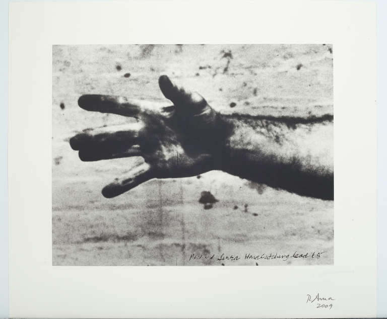 STILL FROM HAND CATCHING LEAD di Richard Serra (immagine della mano)